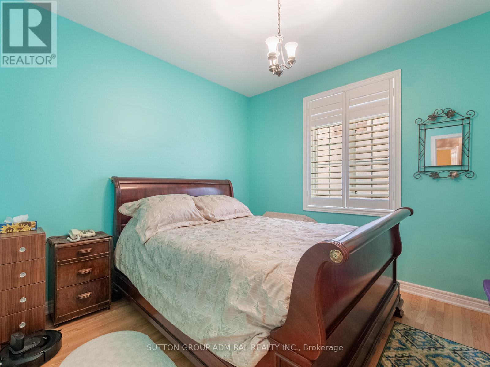 












8 LITTLE HANNAH LANE

,
Vaughan (Patterson),




Ontario
L6A0E3

