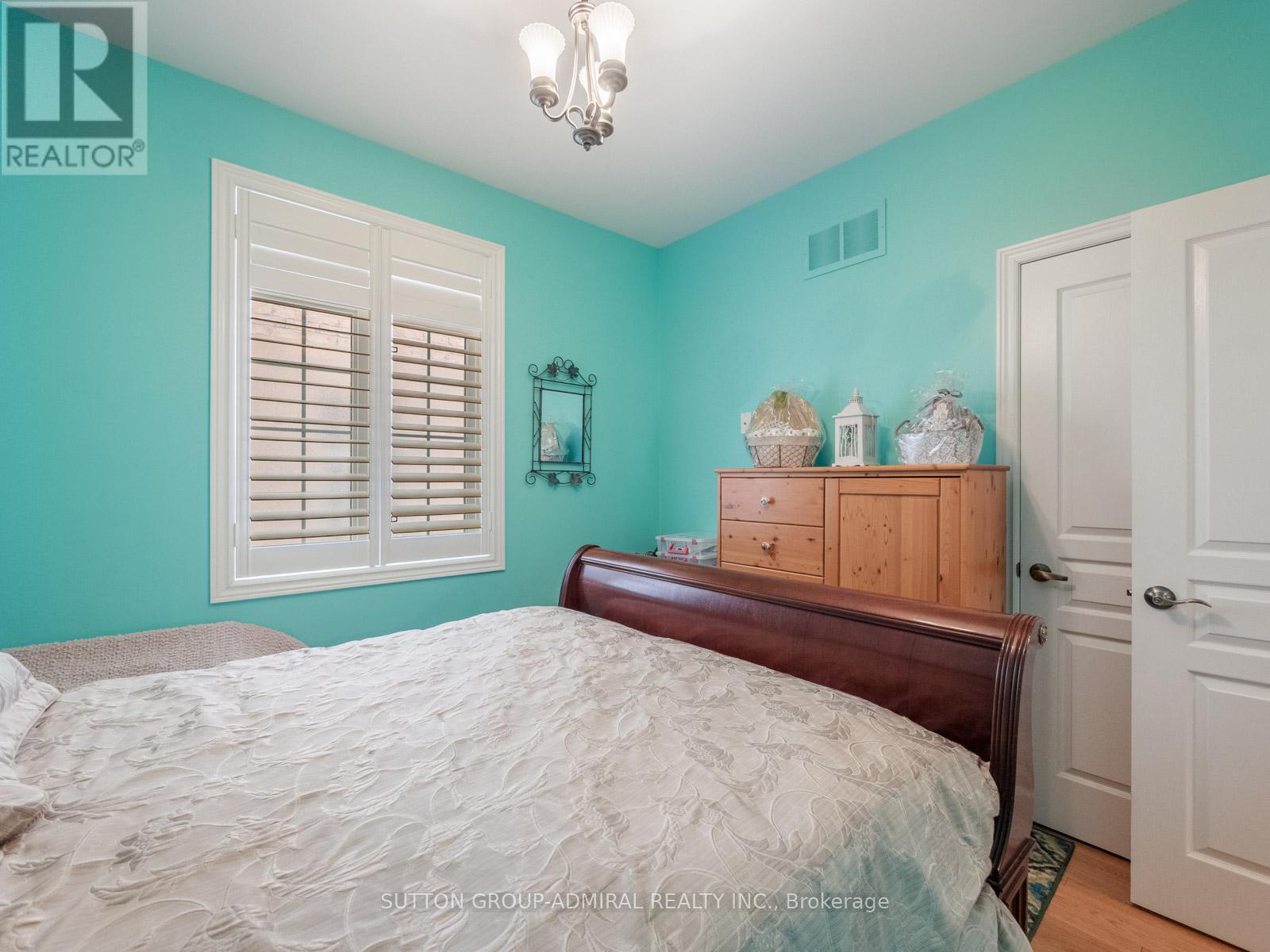 












8 LITTLE HANNAH LANE

,
Vaughan (Patterson),




Ontario
L6A0E3

