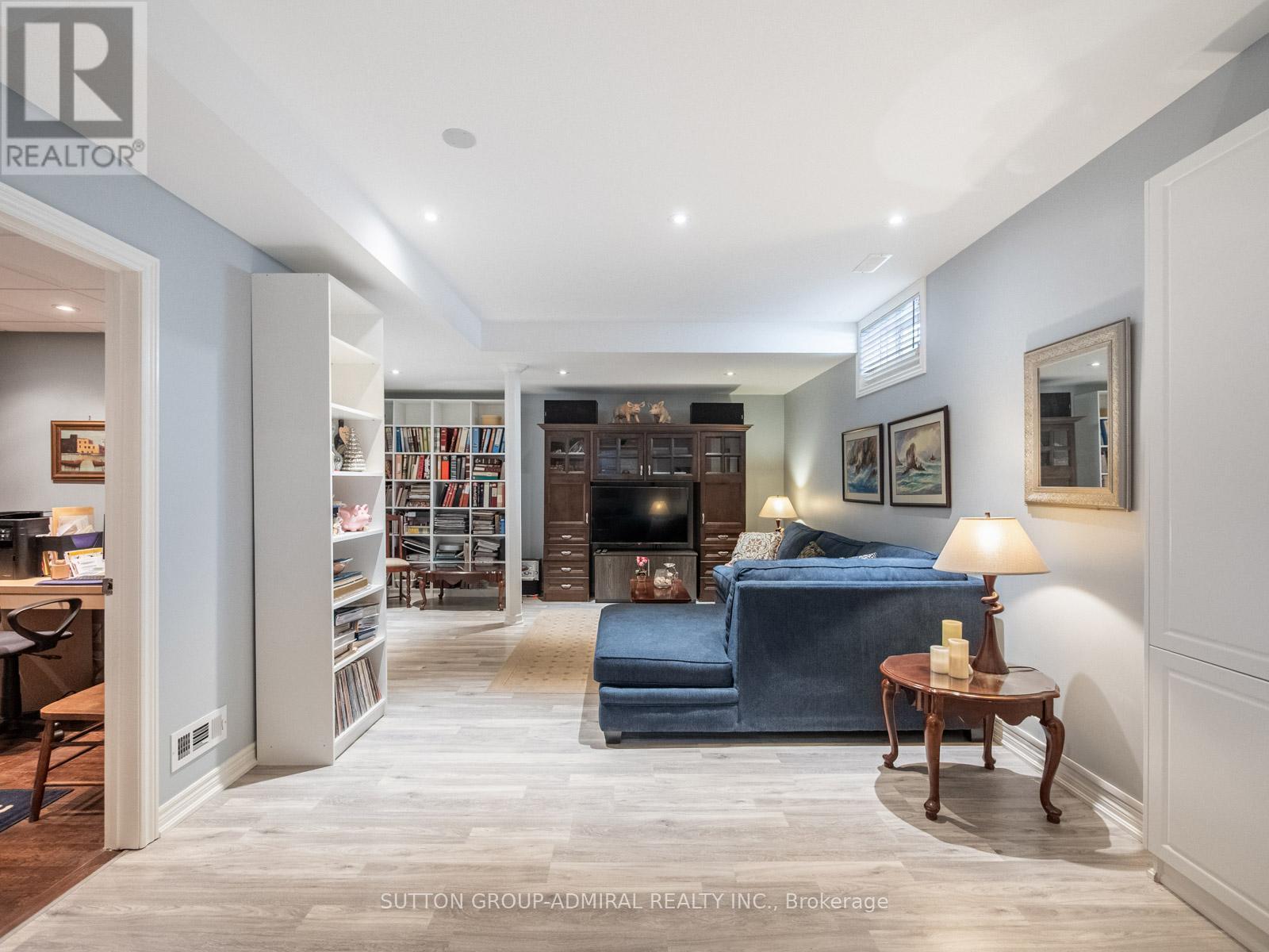 












8 LITTLE HANNAH LANE

,
Vaughan (Patterson),




Ontario
L6A0E3

