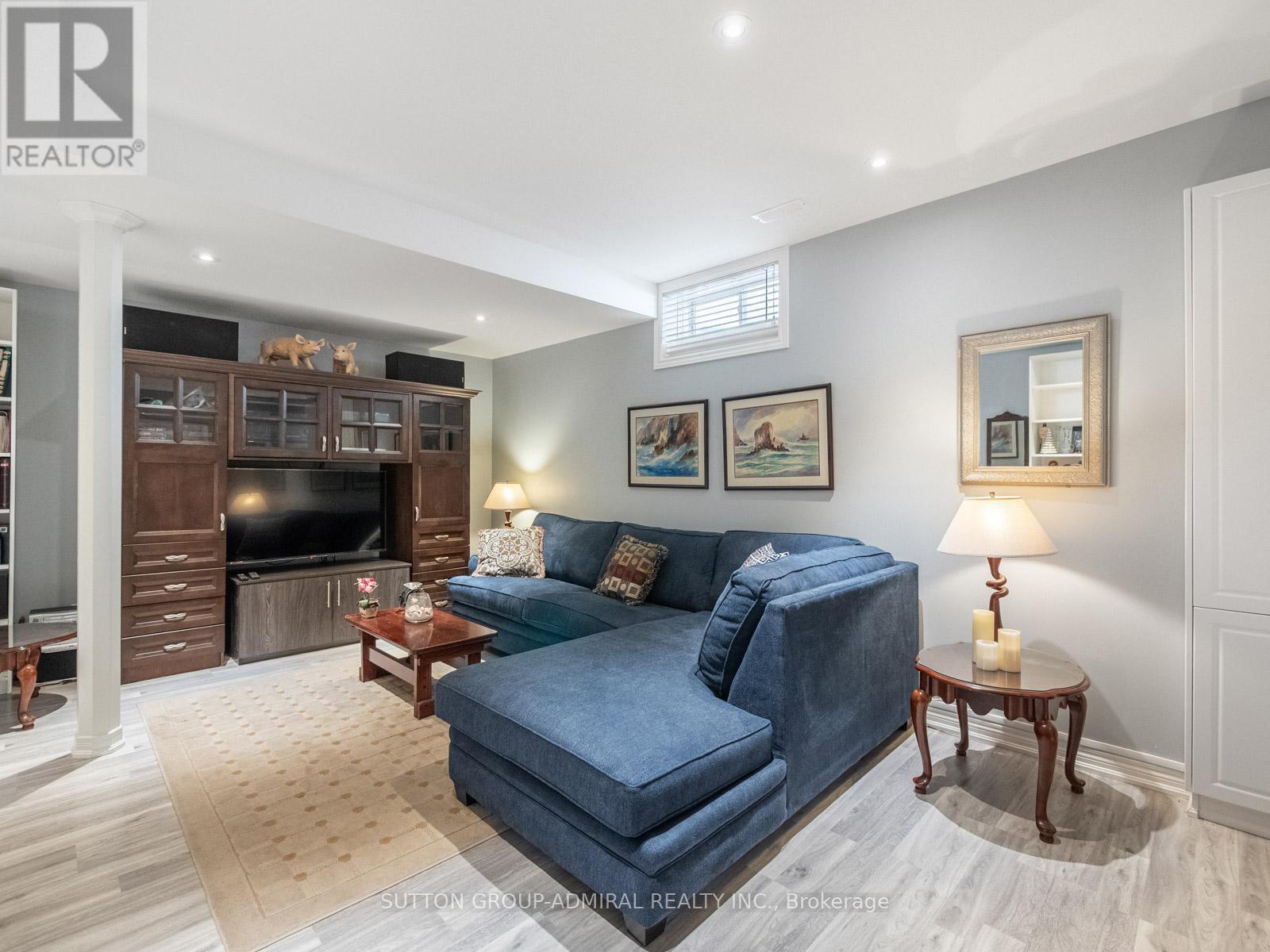 












8 LITTLE HANNAH LANE

,
Vaughan (Patterson),




Ontario
L6A0E3

