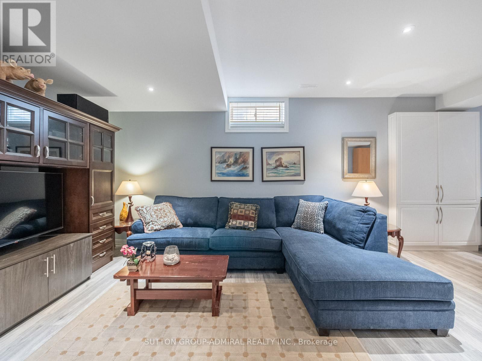 












8 LITTLE HANNAH LANE

,
Vaughan (Patterson),




Ontario
L6A0E3

