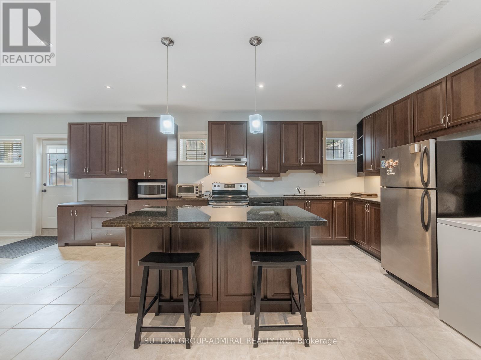 












8 LITTLE HANNAH LANE

,
Vaughan (Patterson),




Ontario
L6A0E3

