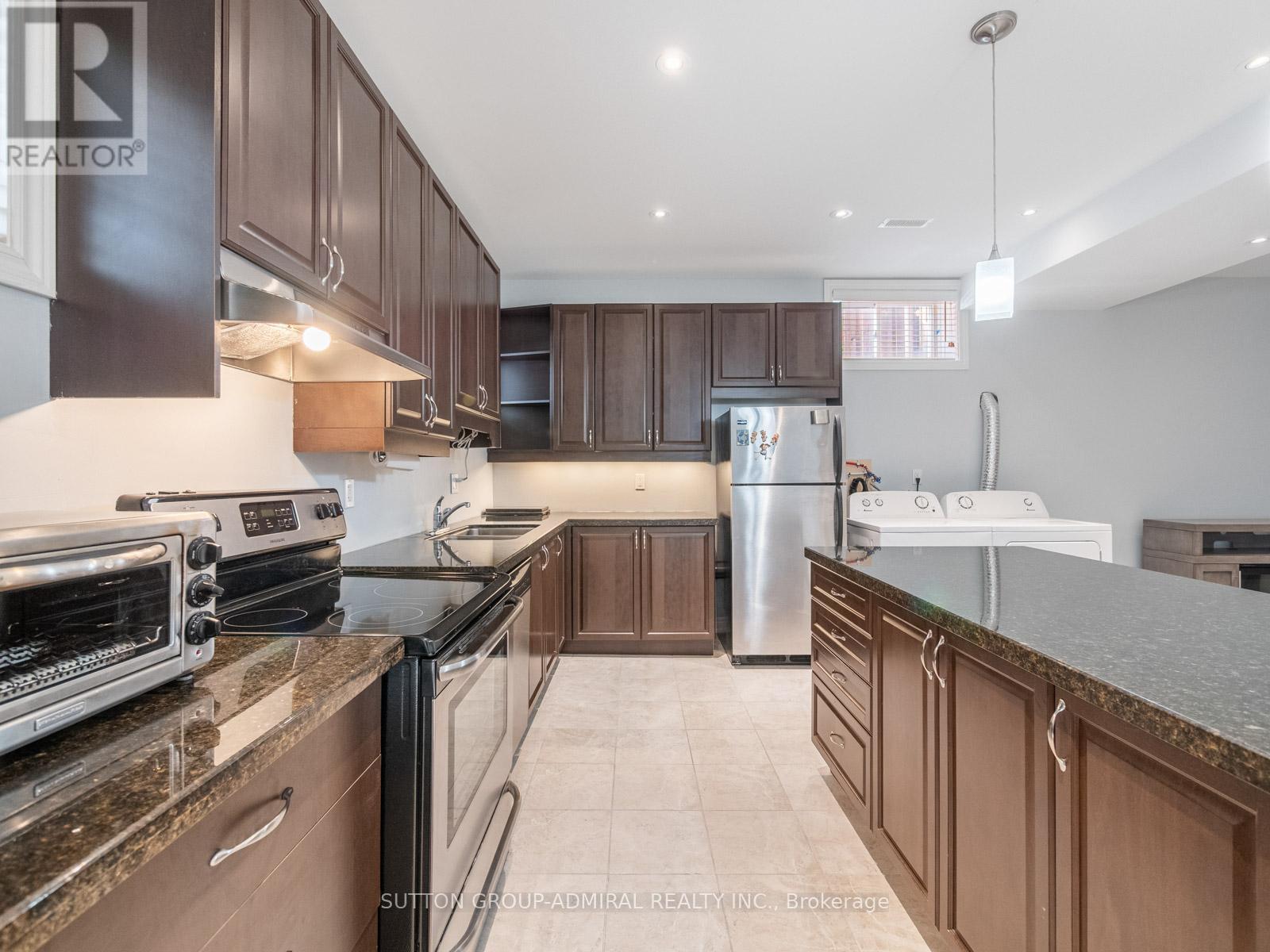 












8 LITTLE HANNAH LANE

,
Vaughan (Patterson),




Ontario
L6A0E3

