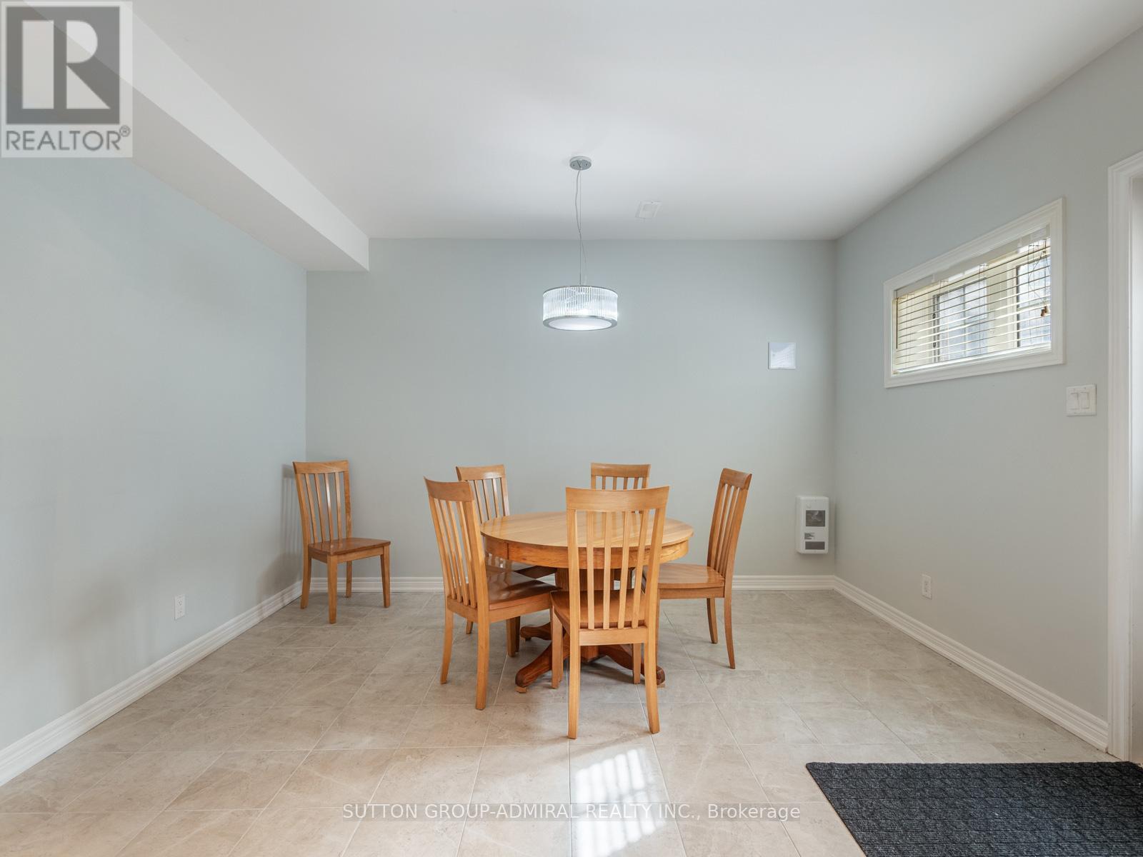












8 LITTLE HANNAH LANE

,
Vaughan (Patterson),




Ontario
L6A0E3

