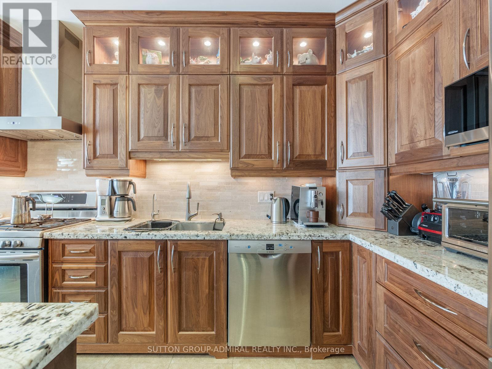












8 LITTLE HANNAH LANE

,
Vaughan (Patterson),




Ontario
L6A0E3

