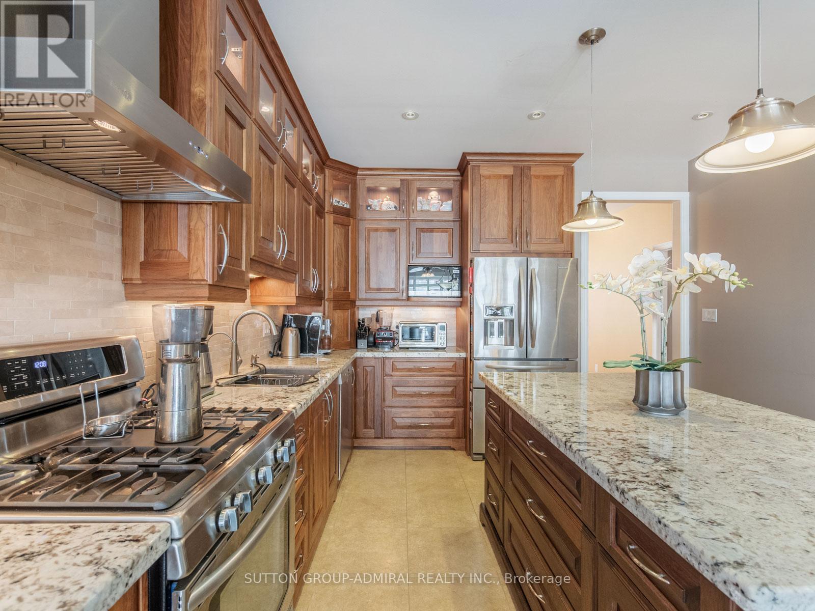 












8 LITTLE HANNAH LANE

,
Vaughan (Patterson),




Ontario
L6A0E3

