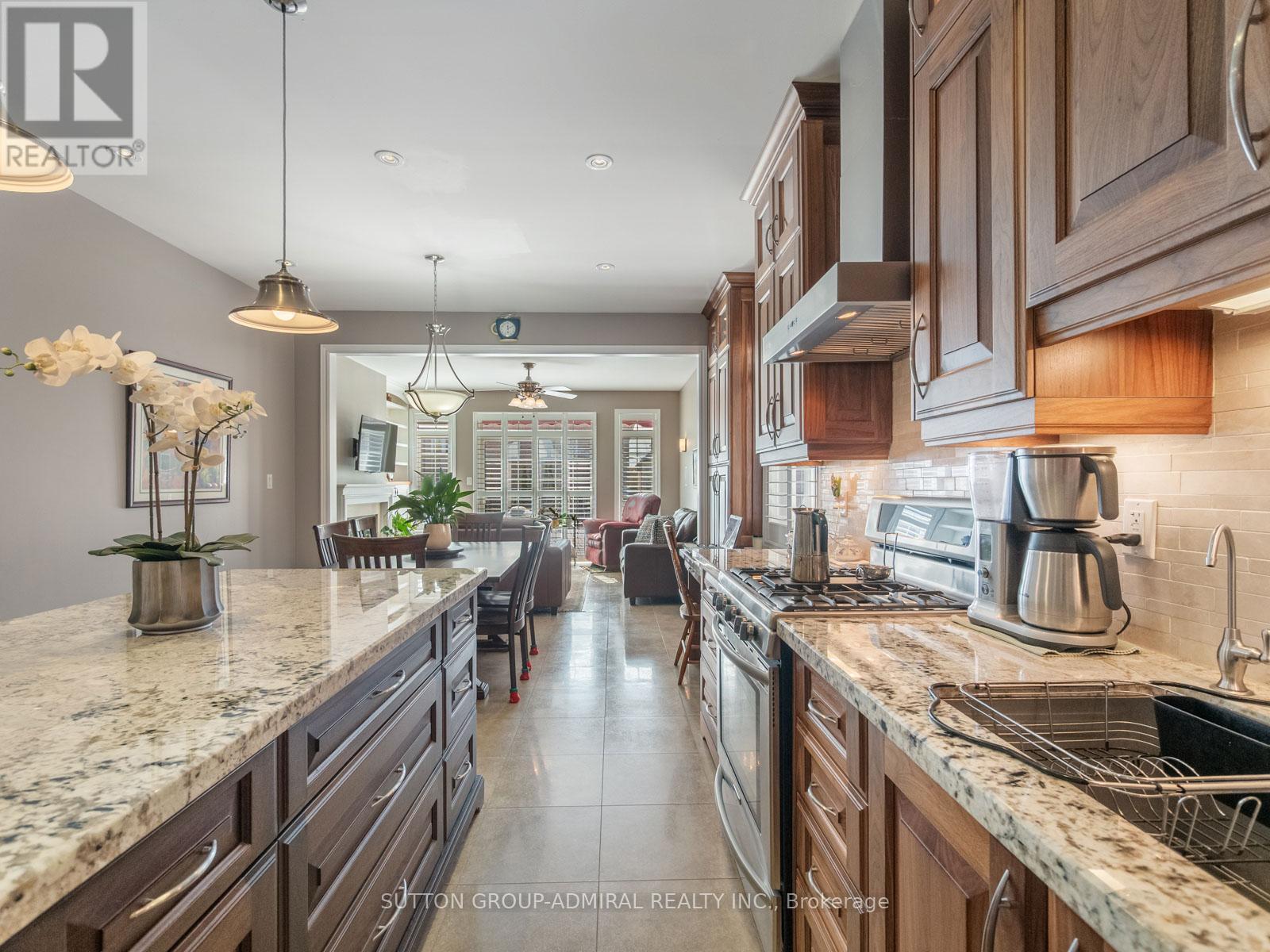 












8 LITTLE HANNAH LANE

,
Vaughan (Patterson),




Ontario
L6A0E3

