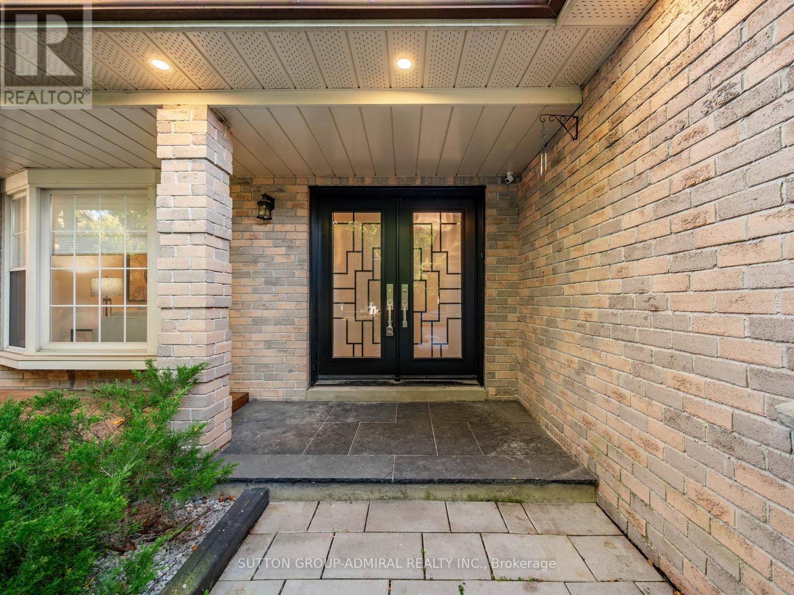 












97 GOLF LINKS DRIVE

,
Aurora (Aurora Highlands),




Ontario
L4G3V4

