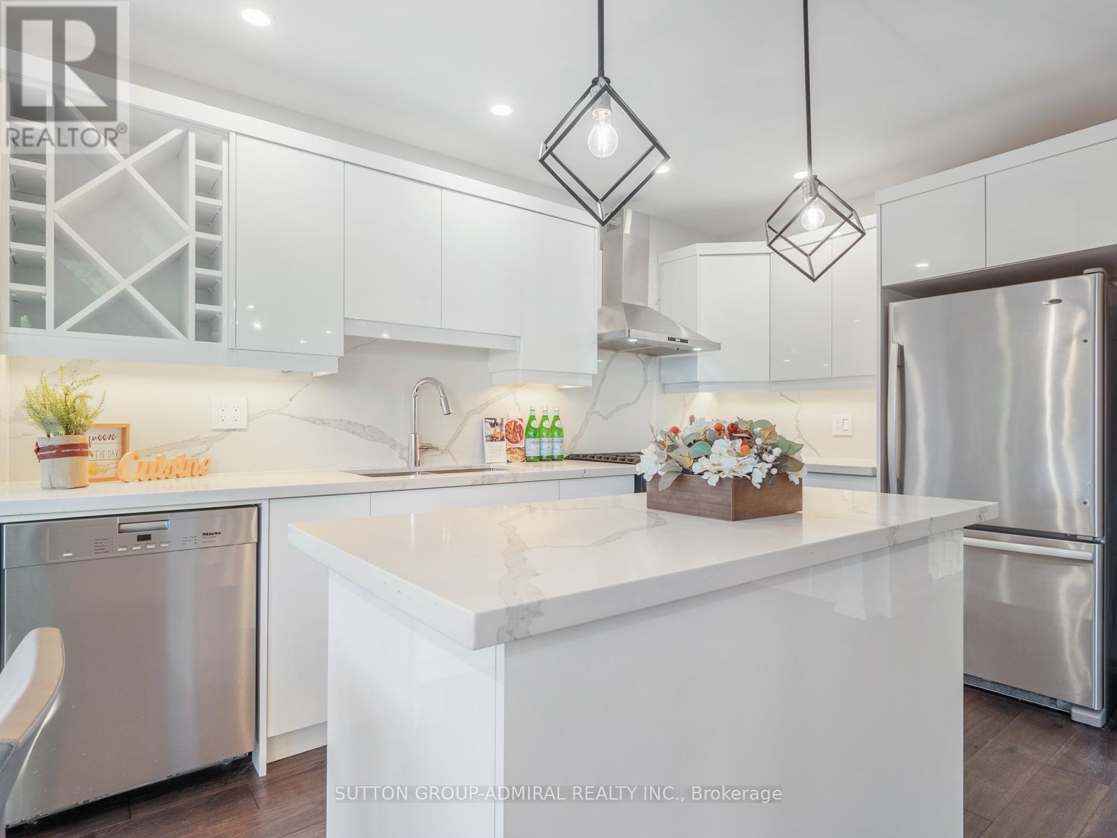 












97 GOLF LINKS DRIVE

,
Aurora (Aurora Highlands),




Ontario
L4G3V4

