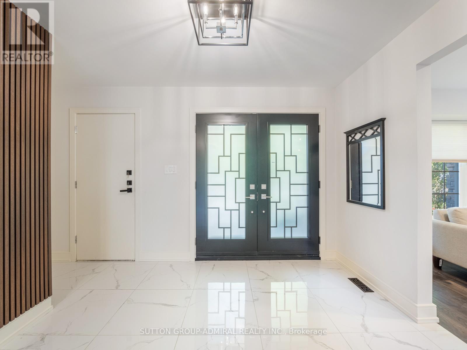 












97 GOLF LINKS DRIVE

,
Aurora (Aurora Highlands),




Ontario
L4G3V4

