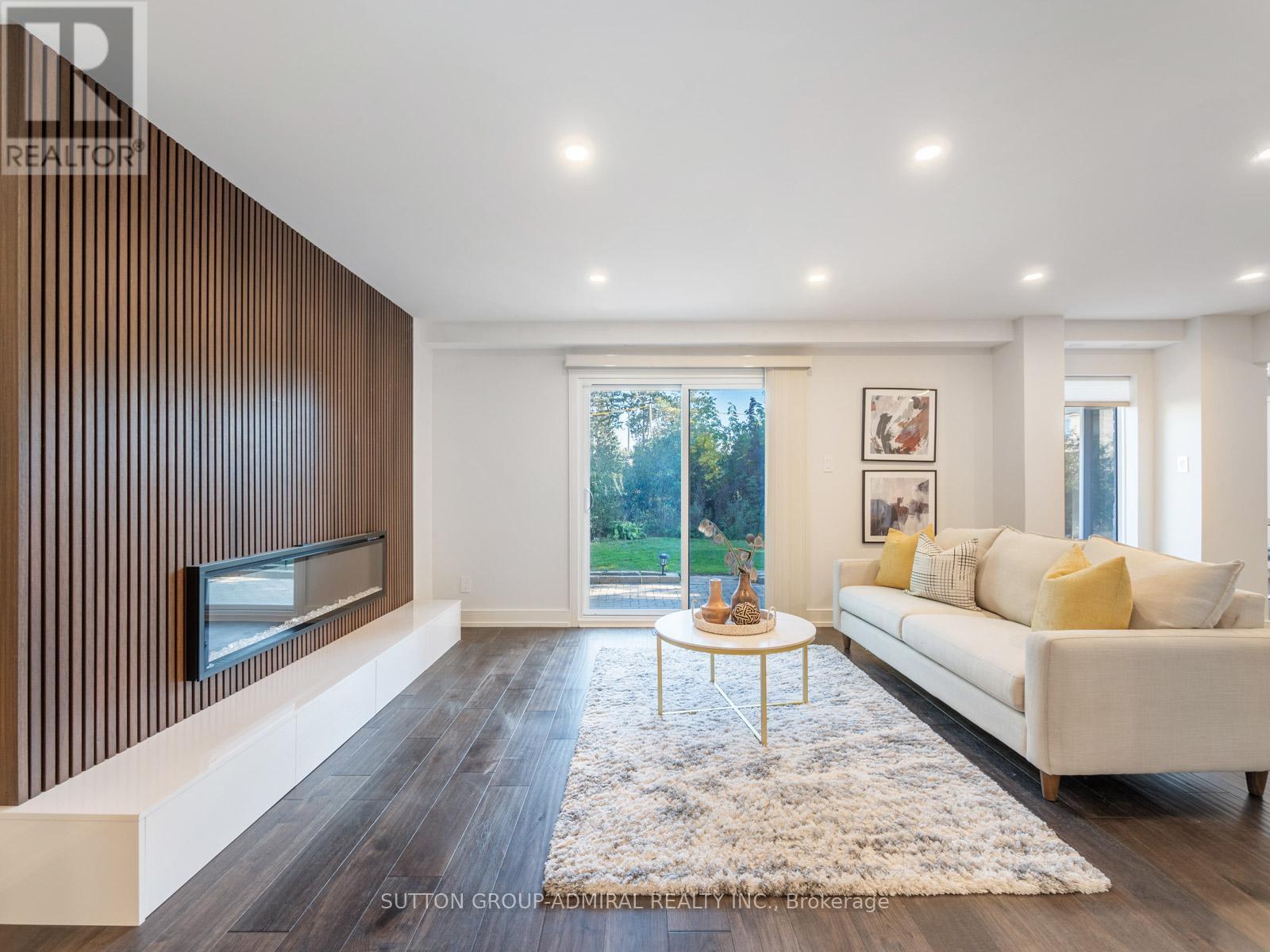












97 GOLF LINKS DRIVE

,
Aurora (Aurora Highlands),




Ontario
L4G3V4

