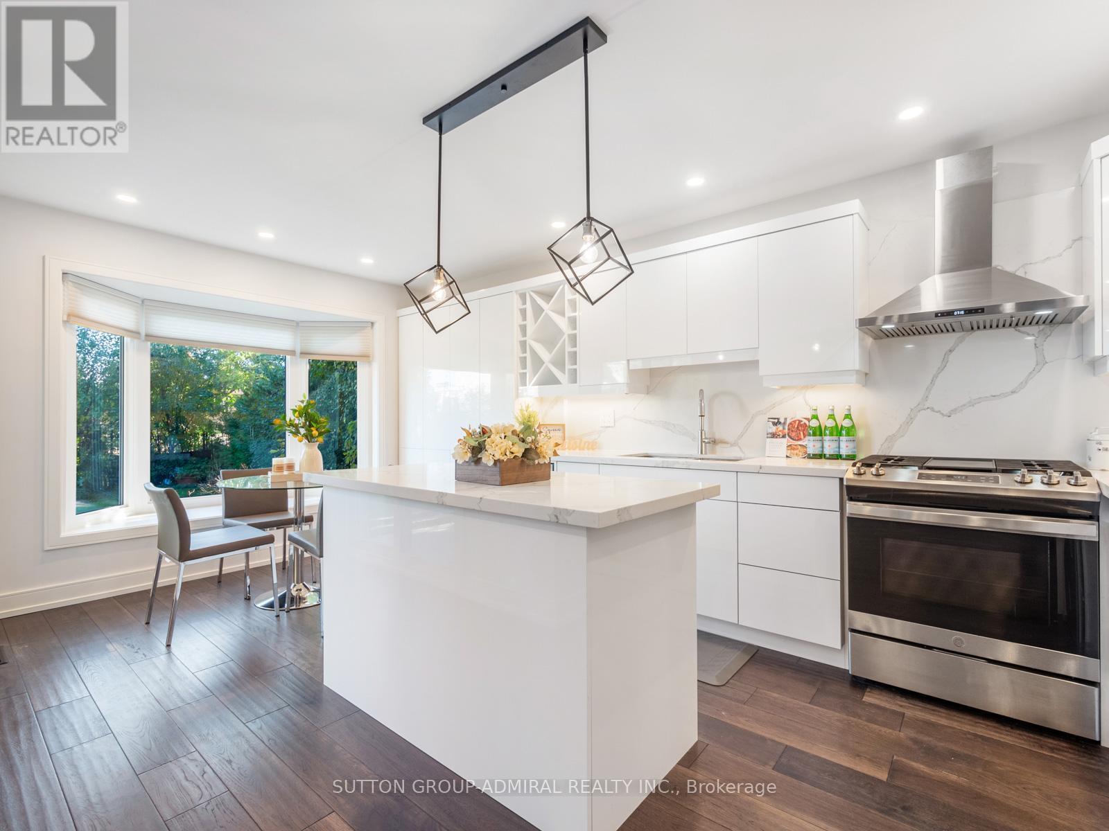 












97 GOLF LINKS DRIVE

,
Aurora (Aurora Highlands),




Ontario
L4G3V4

