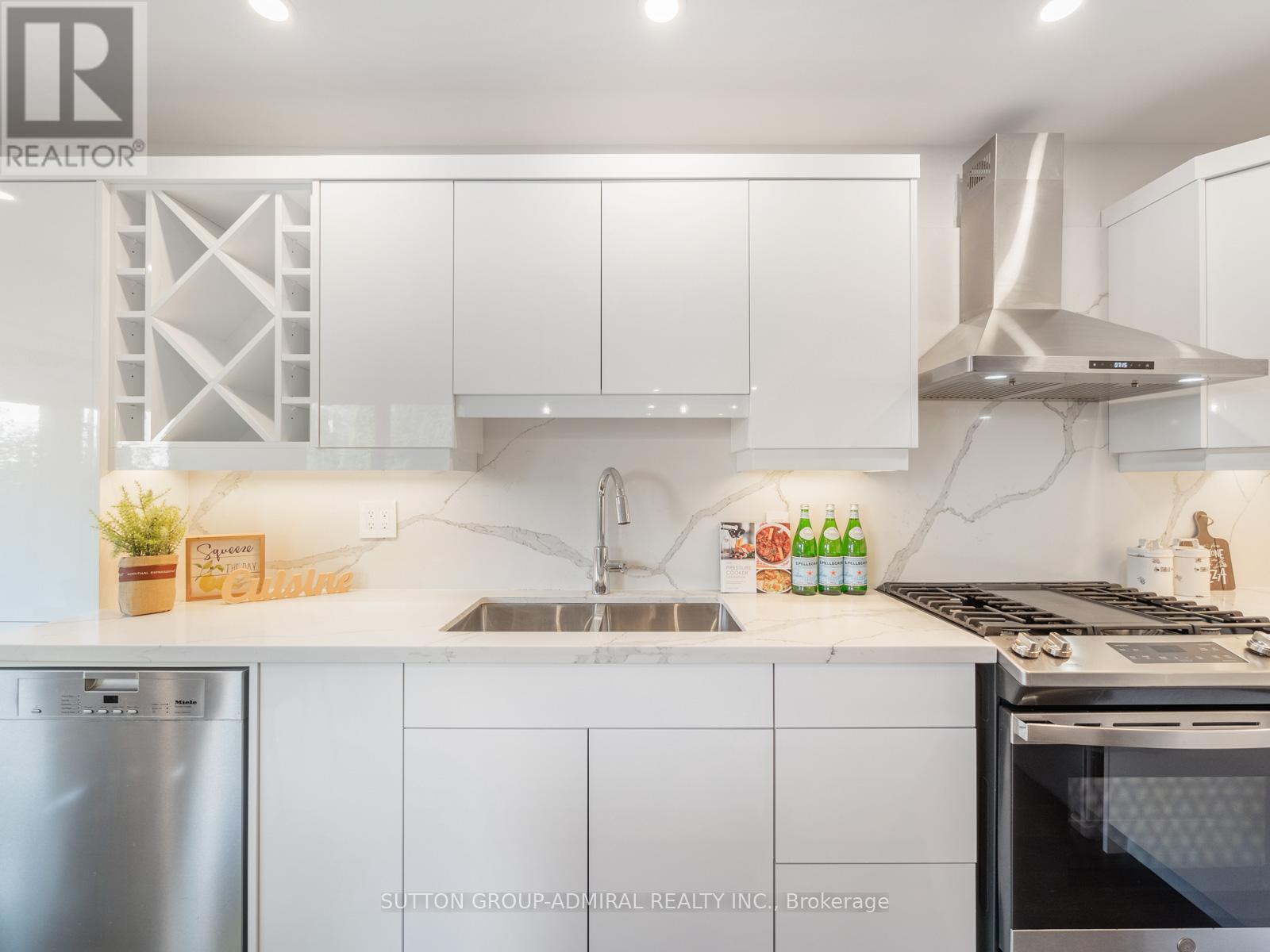 












97 GOLF LINKS DRIVE

,
Aurora (Aurora Highlands),




Ontario
L4G3V4

