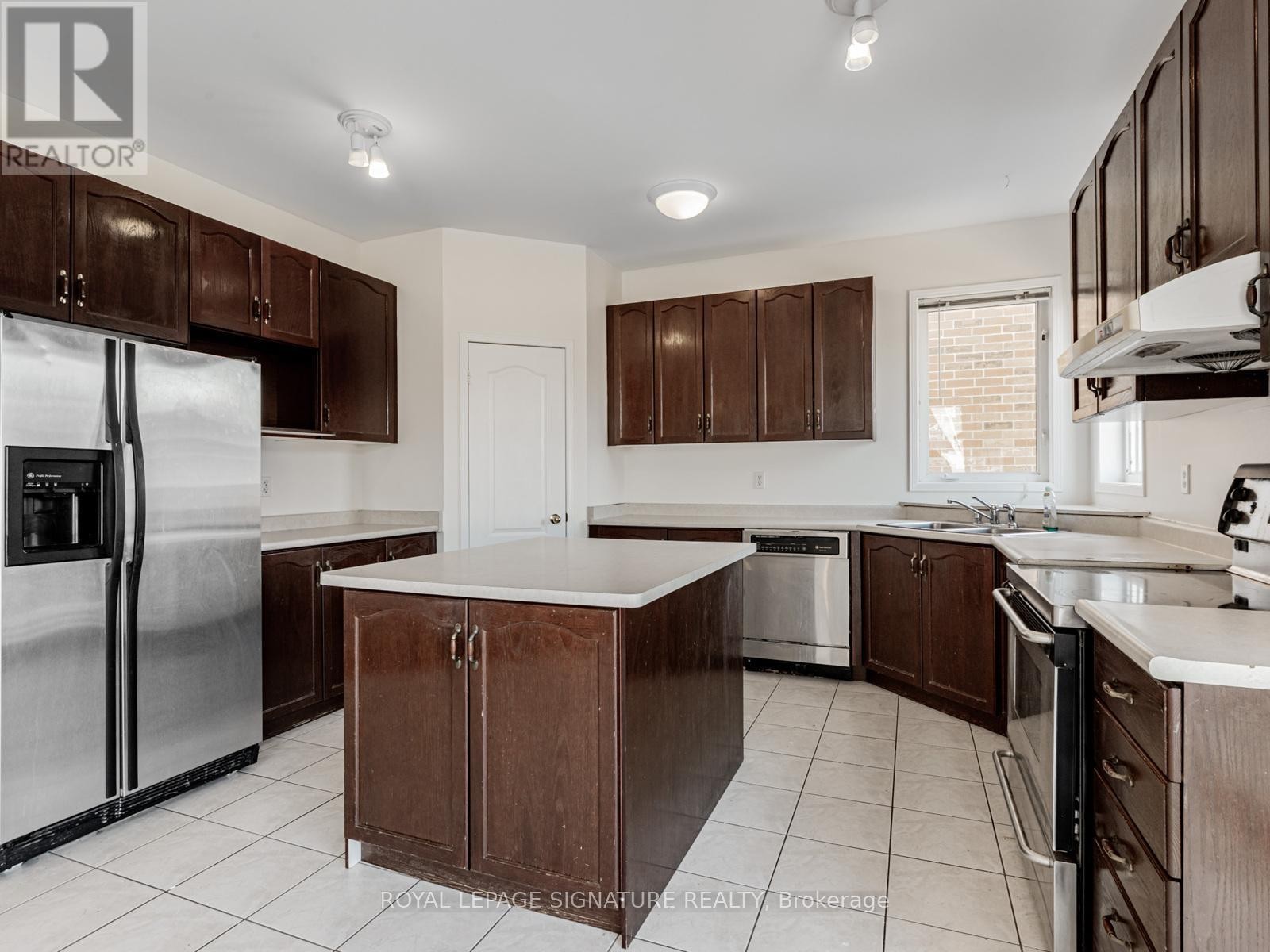 












33 BILBERRY CRESCENT

,
Richmond Hill (Rouge Woods),




Ontario
L4S2M4

