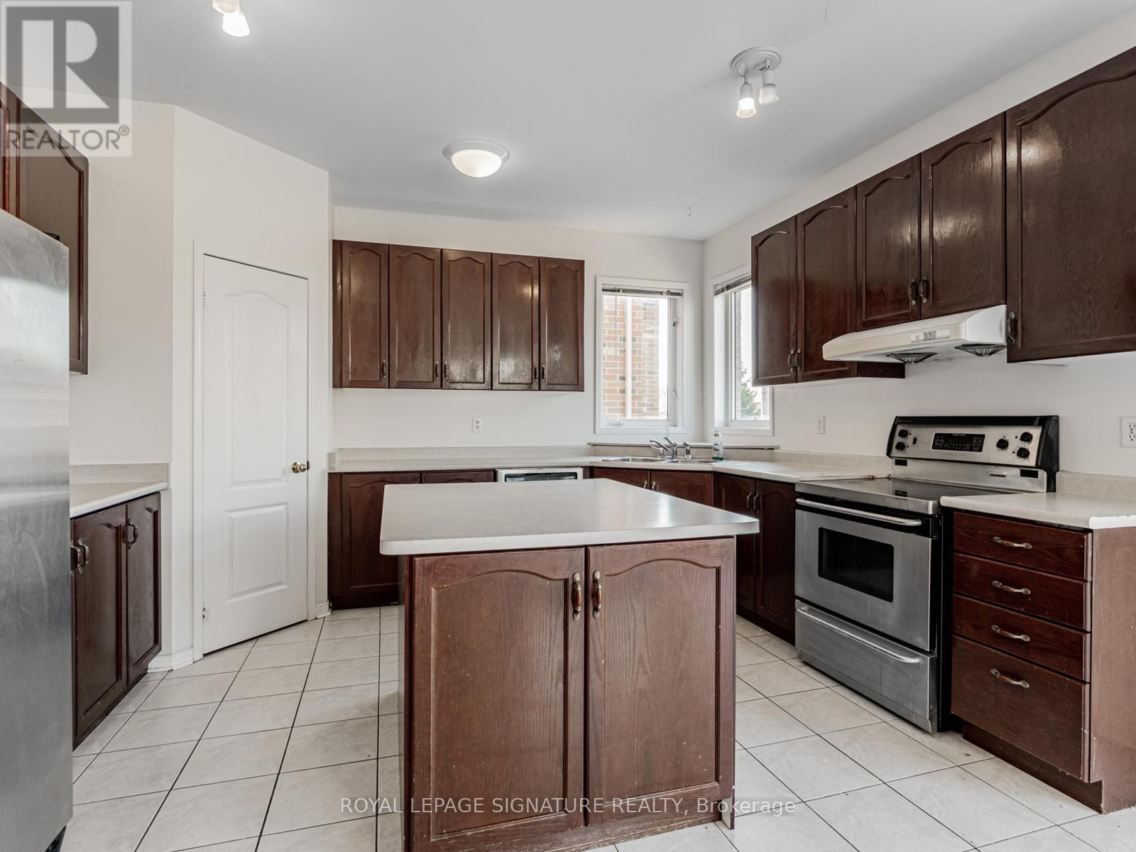 












33 BILBERRY CRESCENT

,
Richmond Hill (Rouge Woods),




Ontario
L4S2M4

