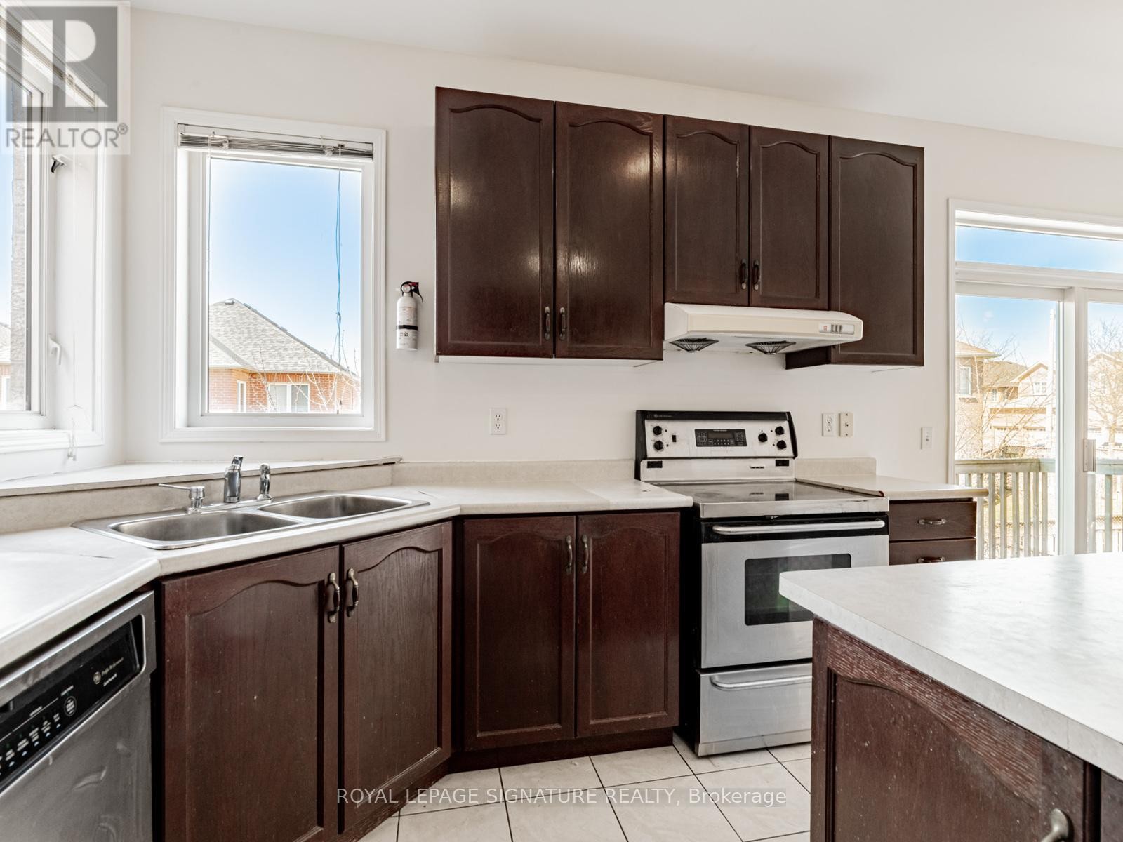 












33 BILBERRY CRESCENT

,
Richmond Hill (Rouge Woods),




Ontario
L4S2M4

