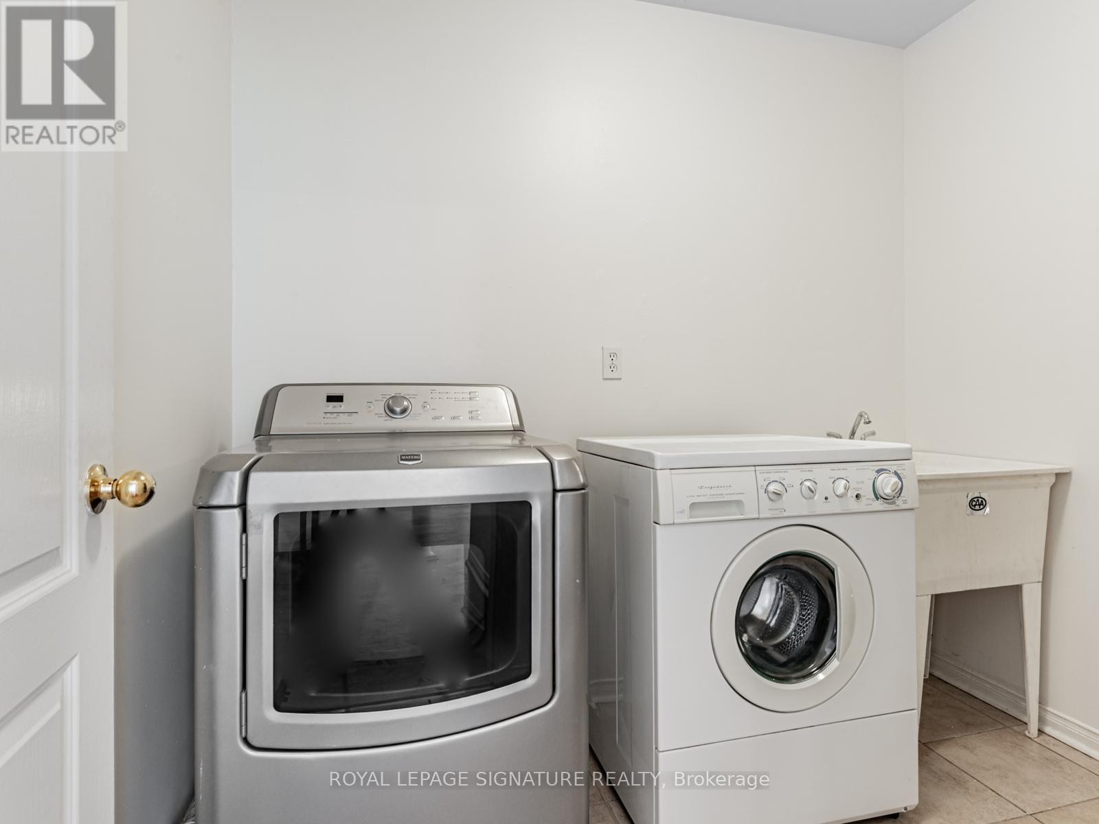 












33 BILBERRY CRESCENT

,
Richmond Hill (Rouge Woods),




Ontario
L4S2M4

