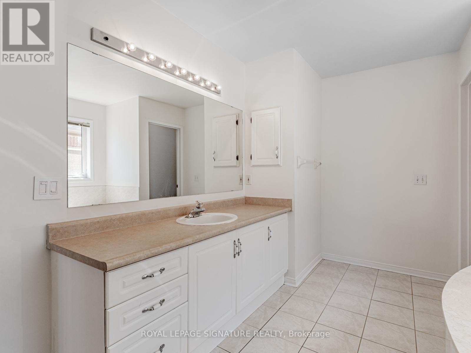 












33 BILBERRY CRESCENT

,
Richmond Hill (Rouge Woods),




Ontario
L4S2M4

