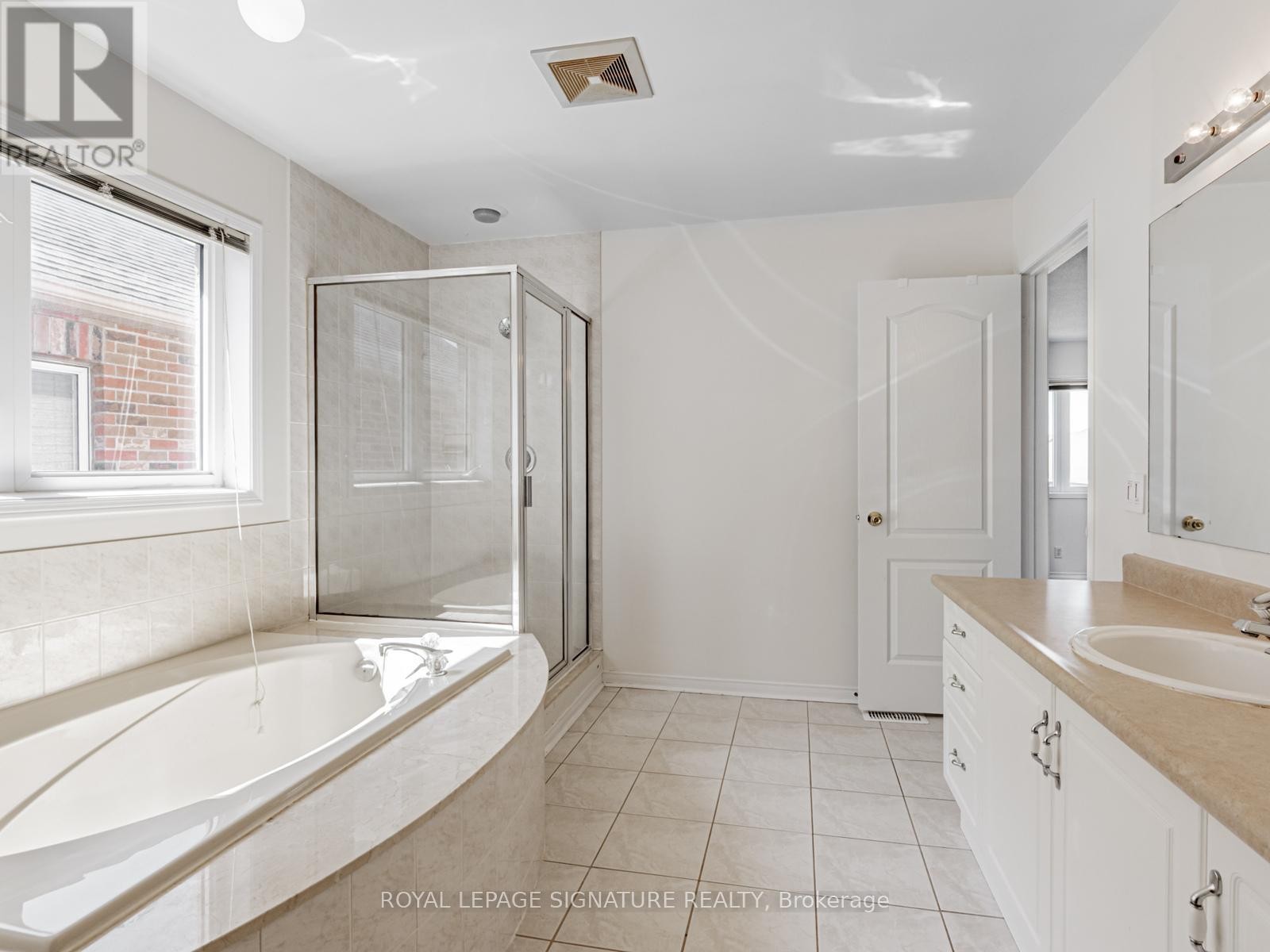 












33 BILBERRY CRESCENT

,
Richmond Hill (Rouge Woods),




Ontario
L4S2M4

