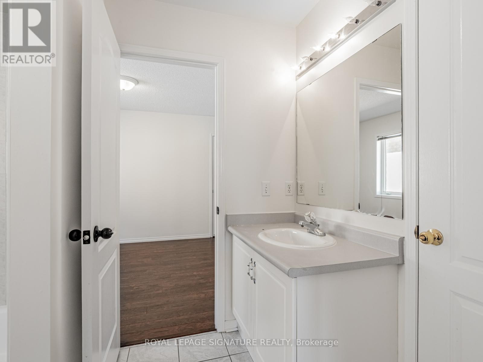 












33 BILBERRY CRESCENT

,
Richmond Hill (Rouge Woods),




Ontario
L4S2M4

