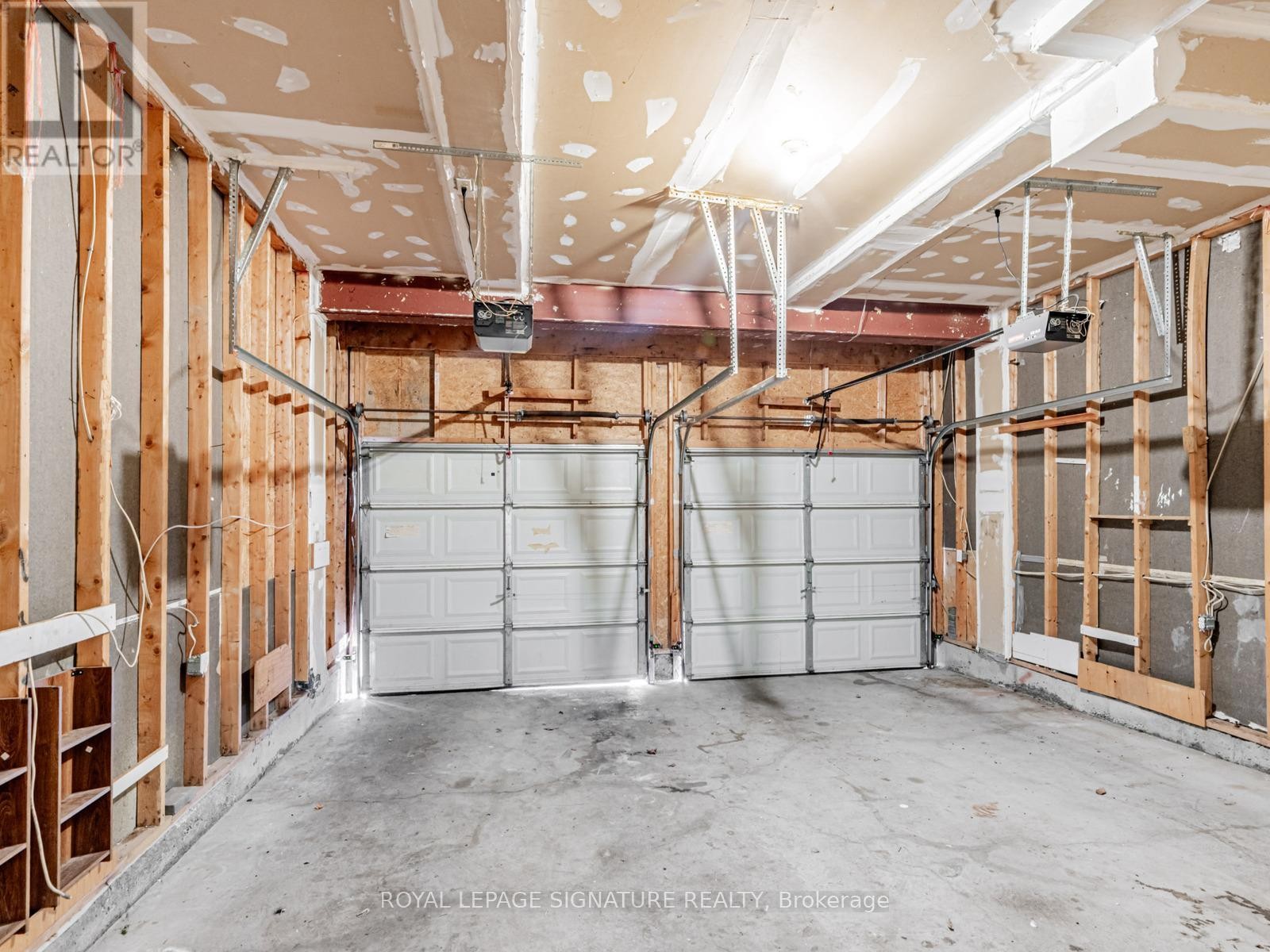 












33 BILBERRY CRESCENT

,
Richmond Hill (Rouge Woods),




Ontario
L4S2M4

