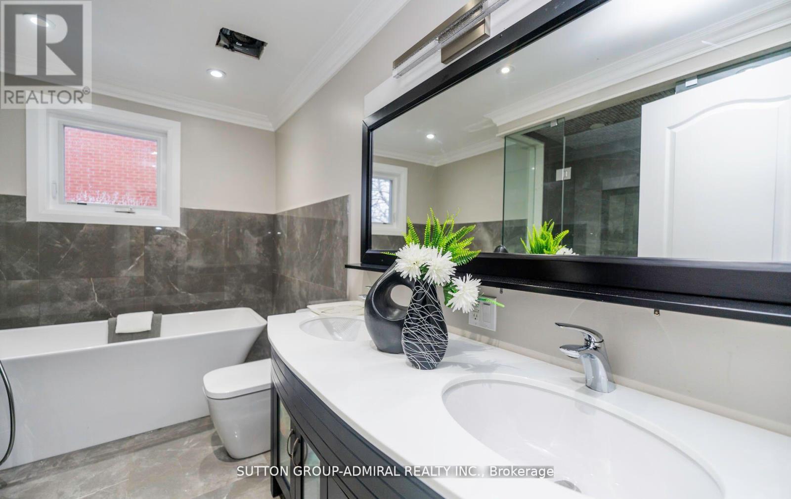 












29 ROXBOROUGH LANE

,
Vaughan (Uplands),




Ontario
L4J4T1

