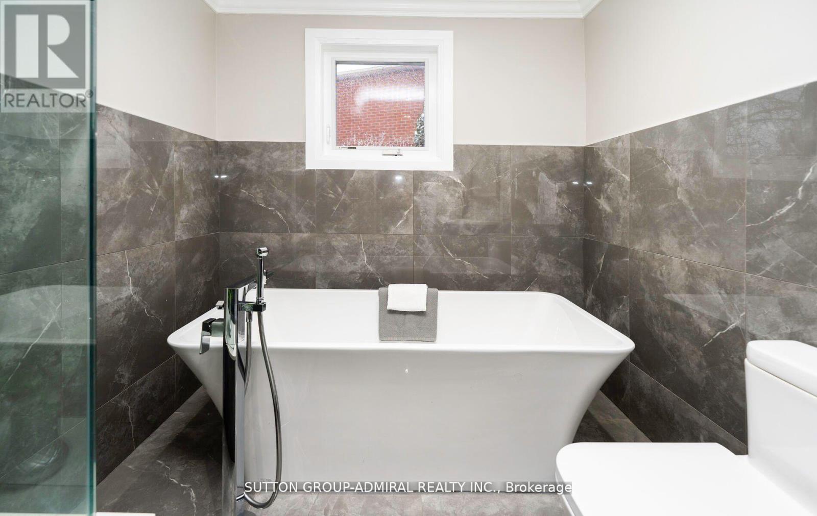 












29 ROXBOROUGH LANE

,
Vaughan (Uplands),




Ontario
L4J4T1

