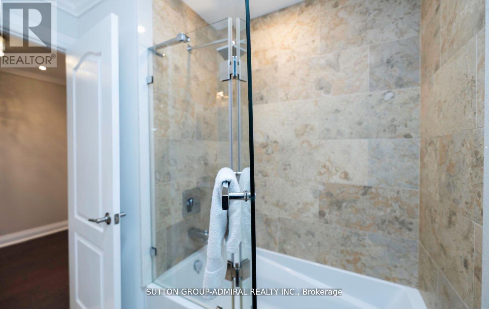 












29 ROXBOROUGH LANE

,
Vaughan (Uplands),




Ontario
L4J4T1

