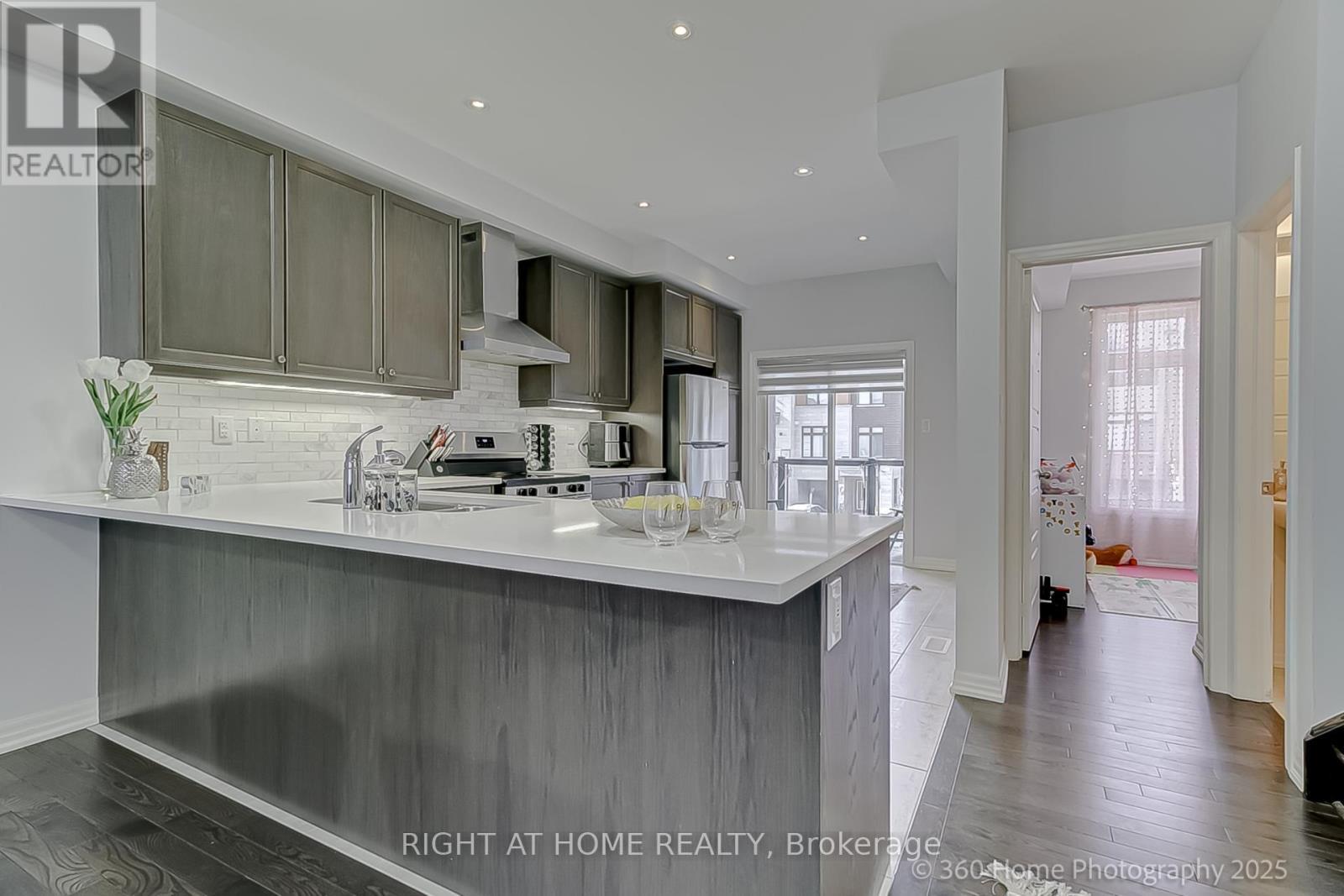 












188 TANGO CRESCENT

,
Newmarket (Woodland Hill),




Ontario
L3X0K5

