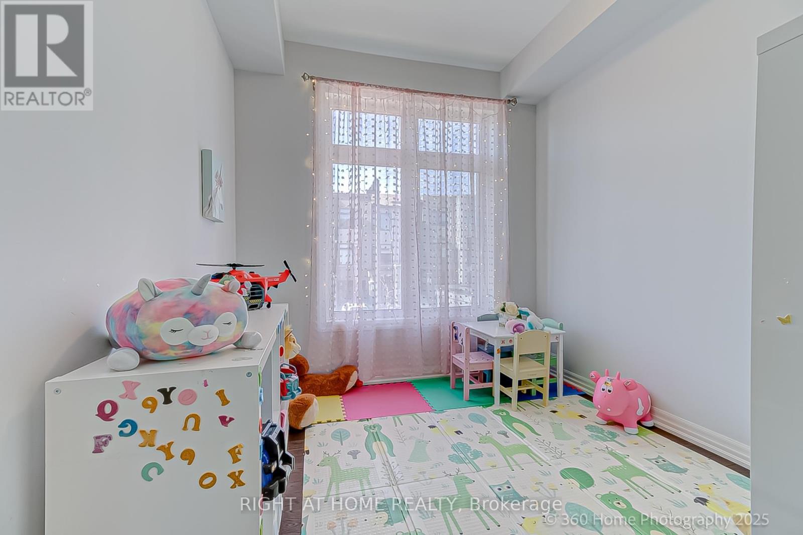 












188 TANGO CRESCENT

,
Newmarket (Woodland Hill),




Ontario
L3X0K5

