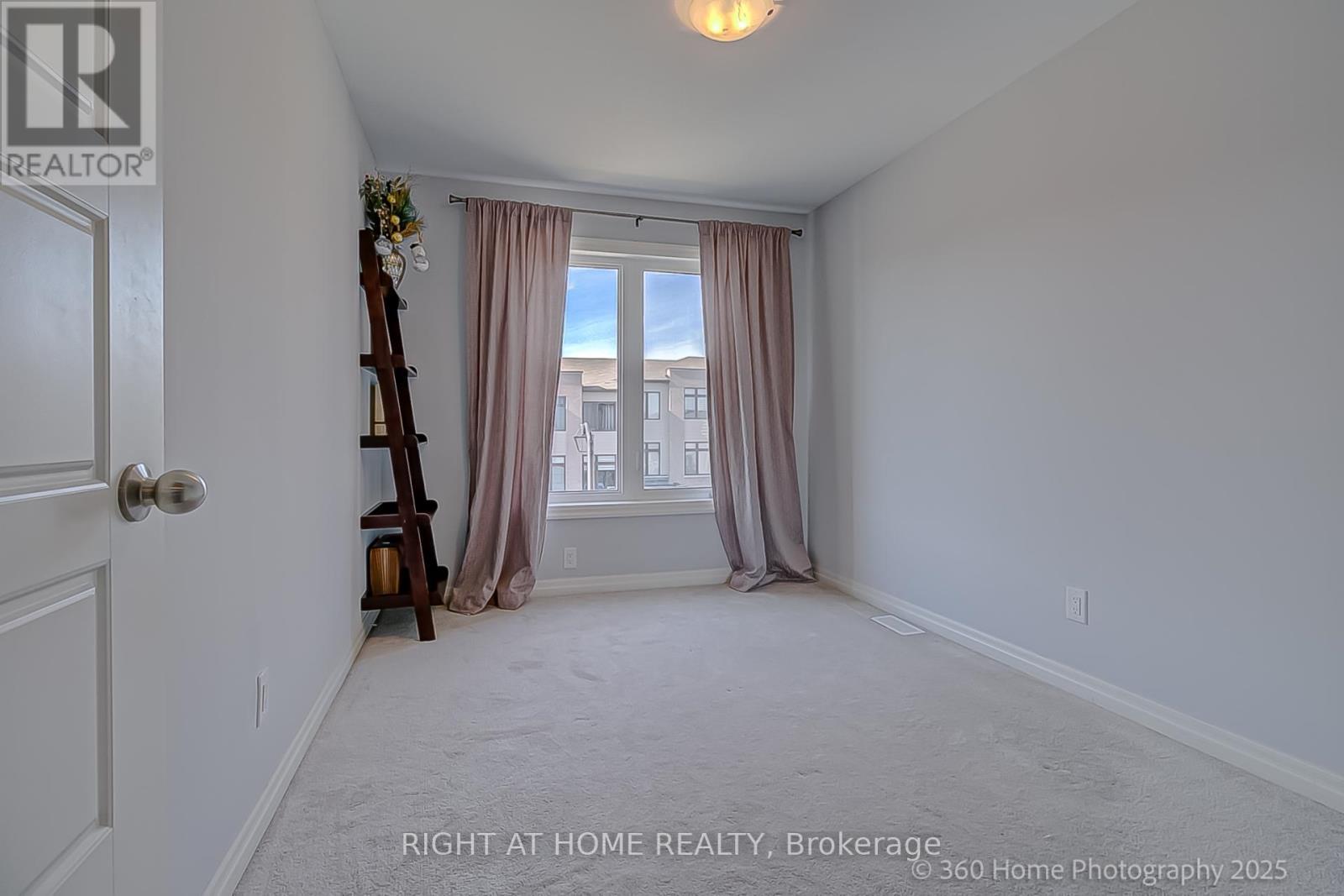 












188 TANGO CRESCENT

,
Newmarket (Woodland Hill),




Ontario
L3X0K5

