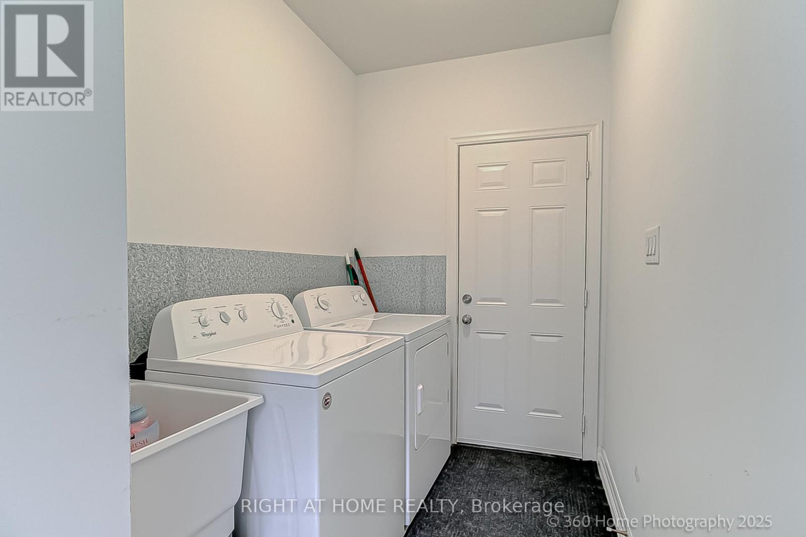 












188 TANGO CRESCENT

,
Newmarket (Woodland Hill),




Ontario
L3X0K5

