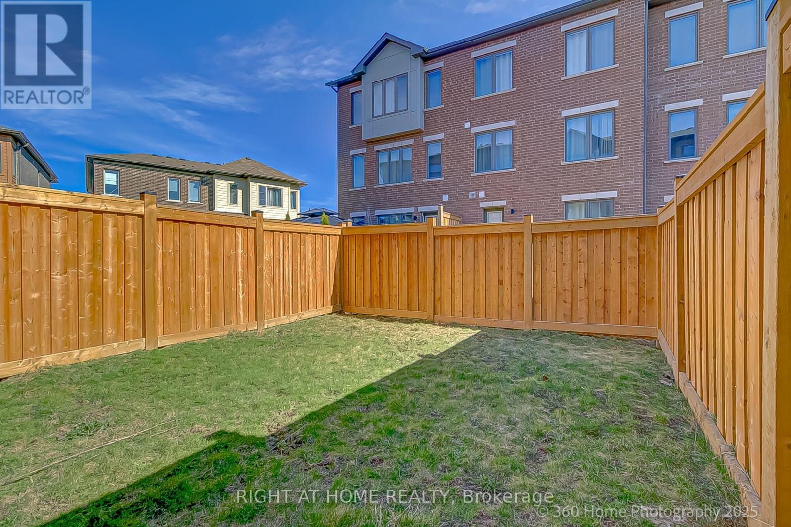 












188 TANGO CRESCENT

,
Newmarket (Woodland Hill),




Ontario
L3X0K5

