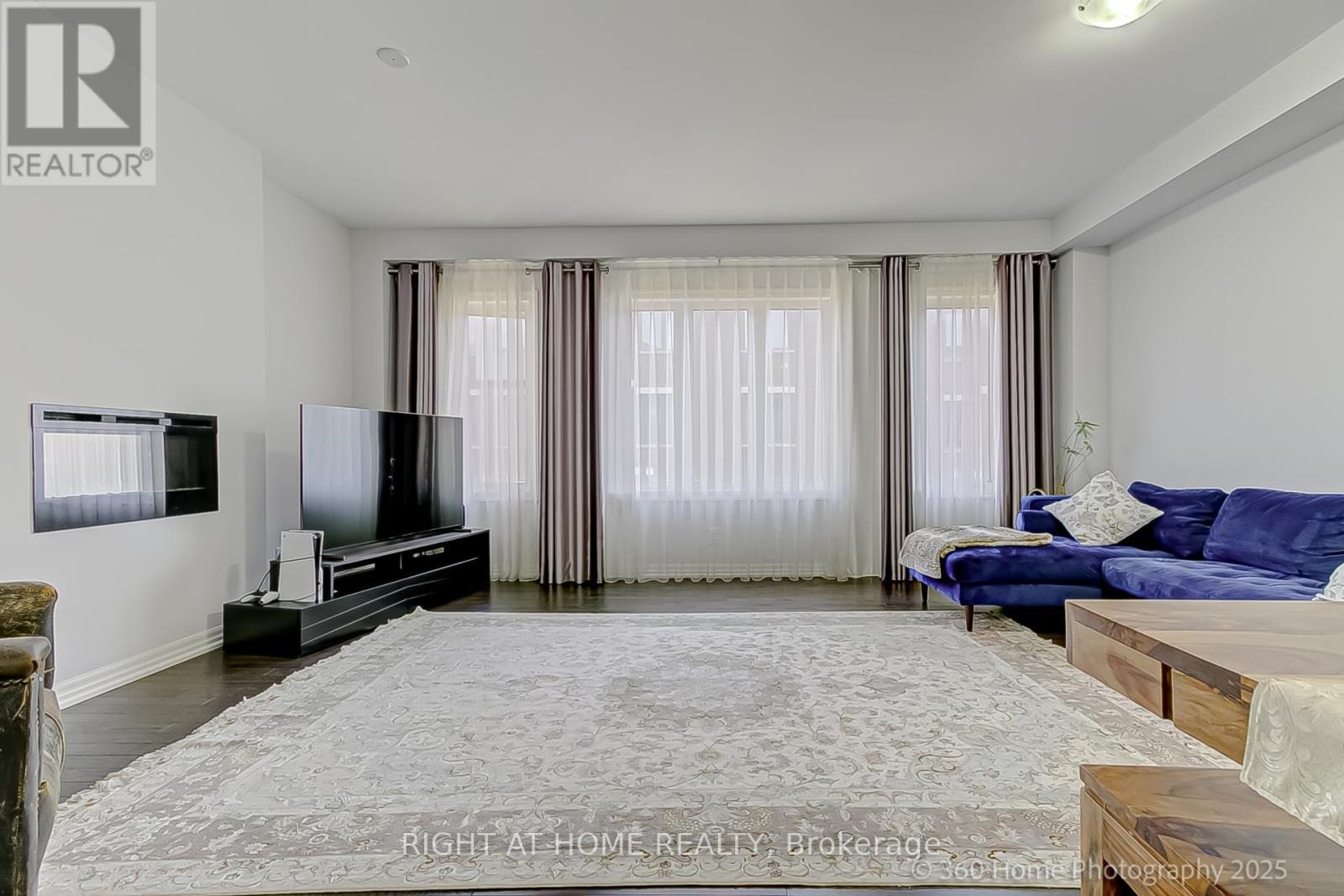 












188 TANGO CRESCENT

,
Newmarket (Woodland Hill),




Ontario
L3X0K5

