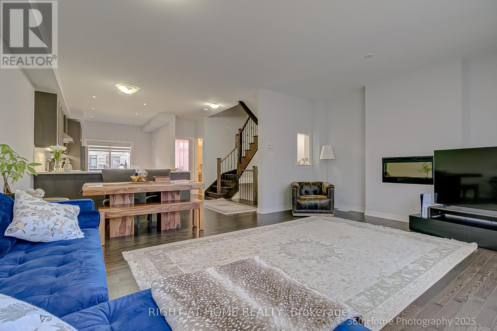 












188 TANGO CRESCENT

,
Newmarket (Woodland Hill),




Ontario
L3X0K5

