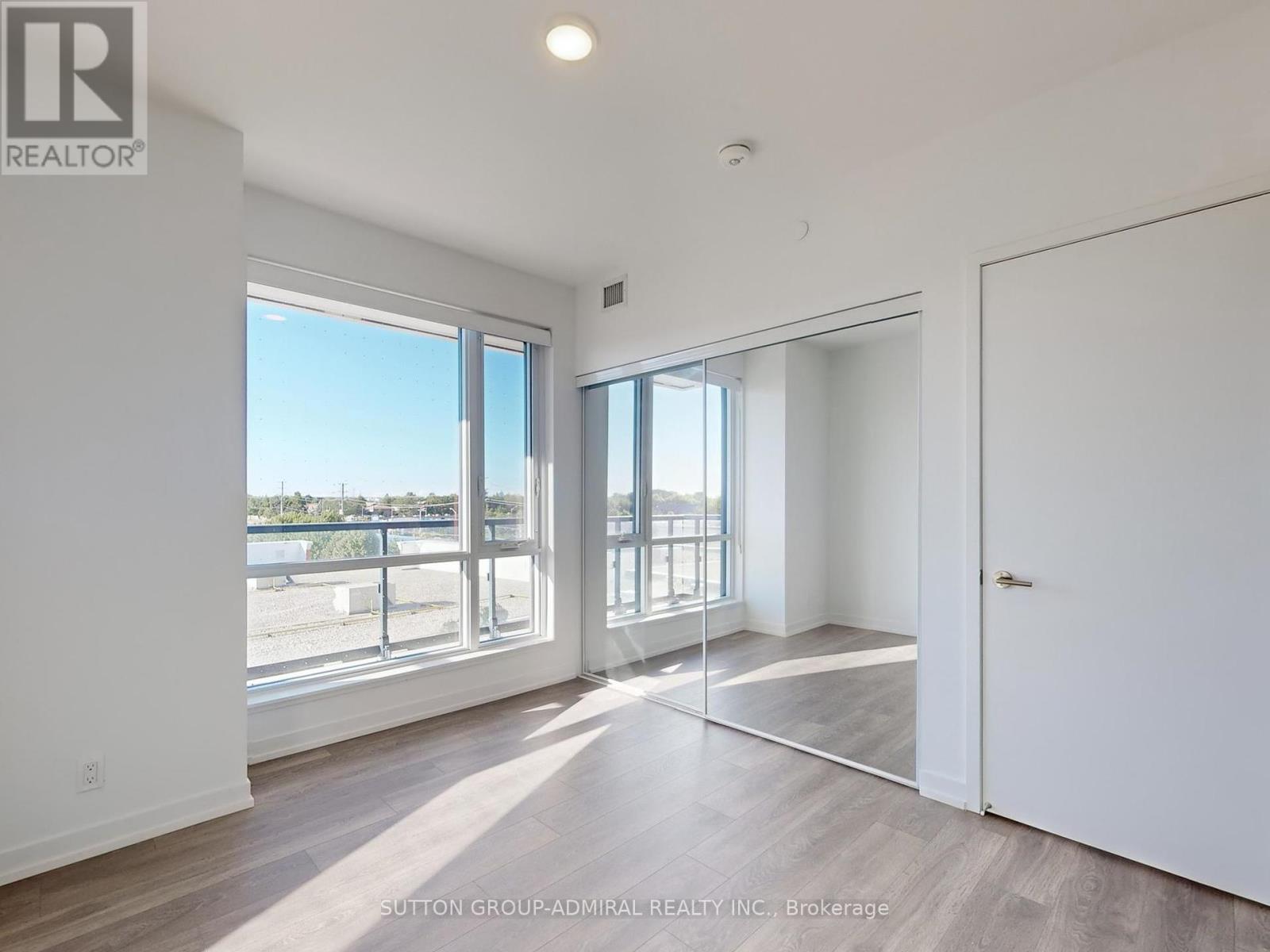 












403 - 7950 BATHURST STREET

,
Vaughan (Beverley Glen),




Ontario
L4J0L4

