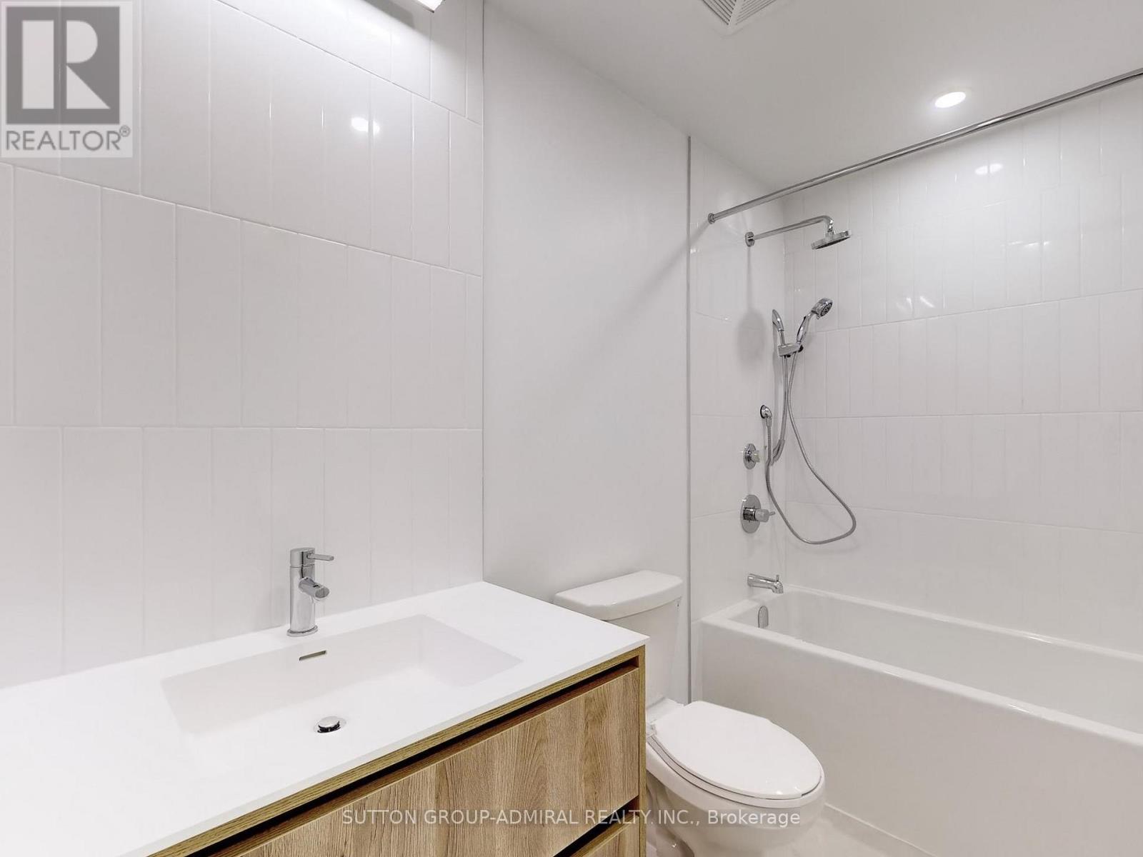












403 - 7950 BATHURST STREET

,
Vaughan (Beverley Glen),




Ontario
L4J0L4

