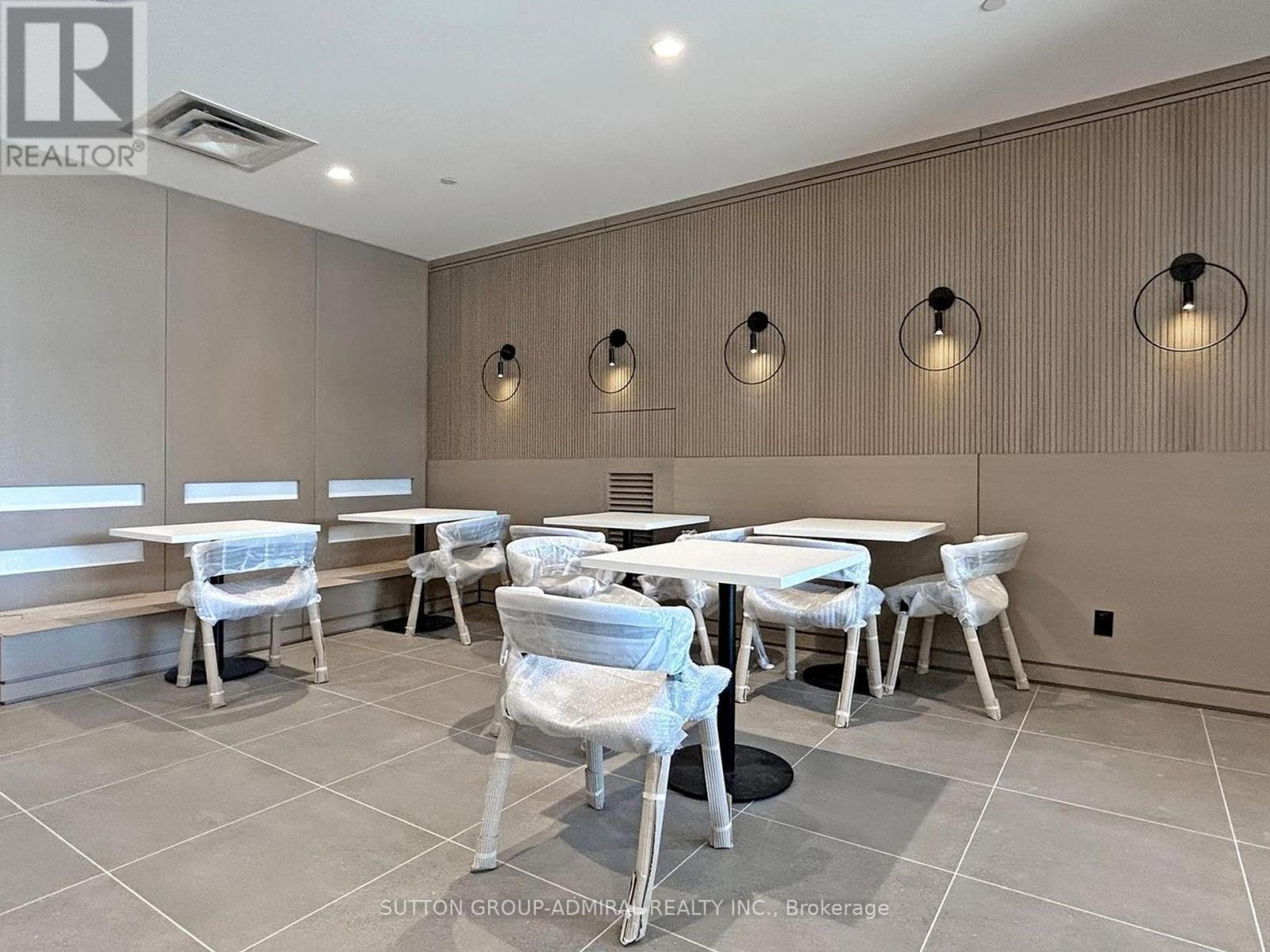 












403 - 7950 BATHURST STREET

,
Vaughan (Beverley Glen),




Ontario
L4J0L4

