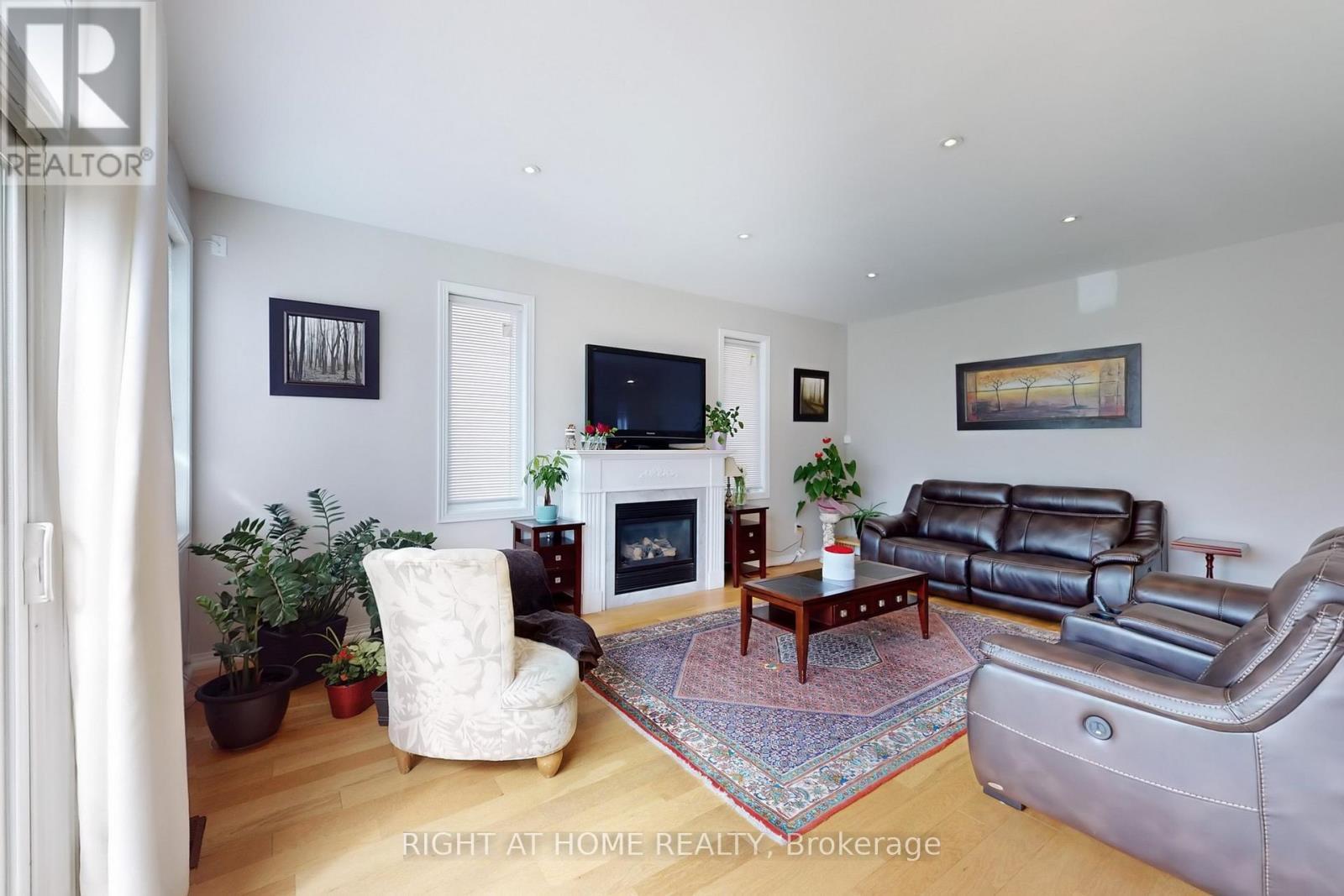 












19 ROBERT GRUNDY ROAD

,
Markham (Cachet),




Ontario
L6C3A5

