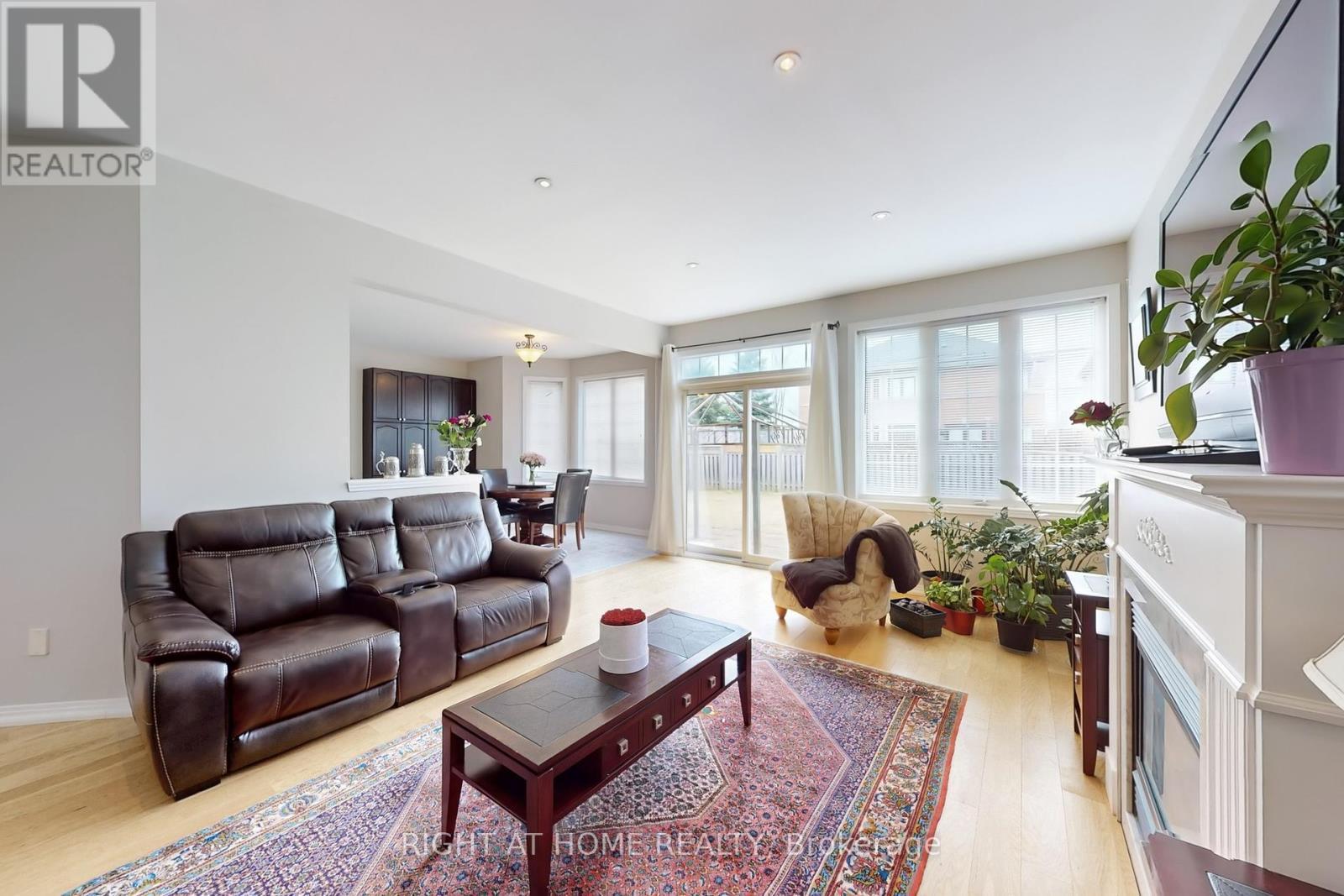 












19 ROBERT GRUNDY ROAD

,
Markham (Cachet),




Ontario
L6C3A5

