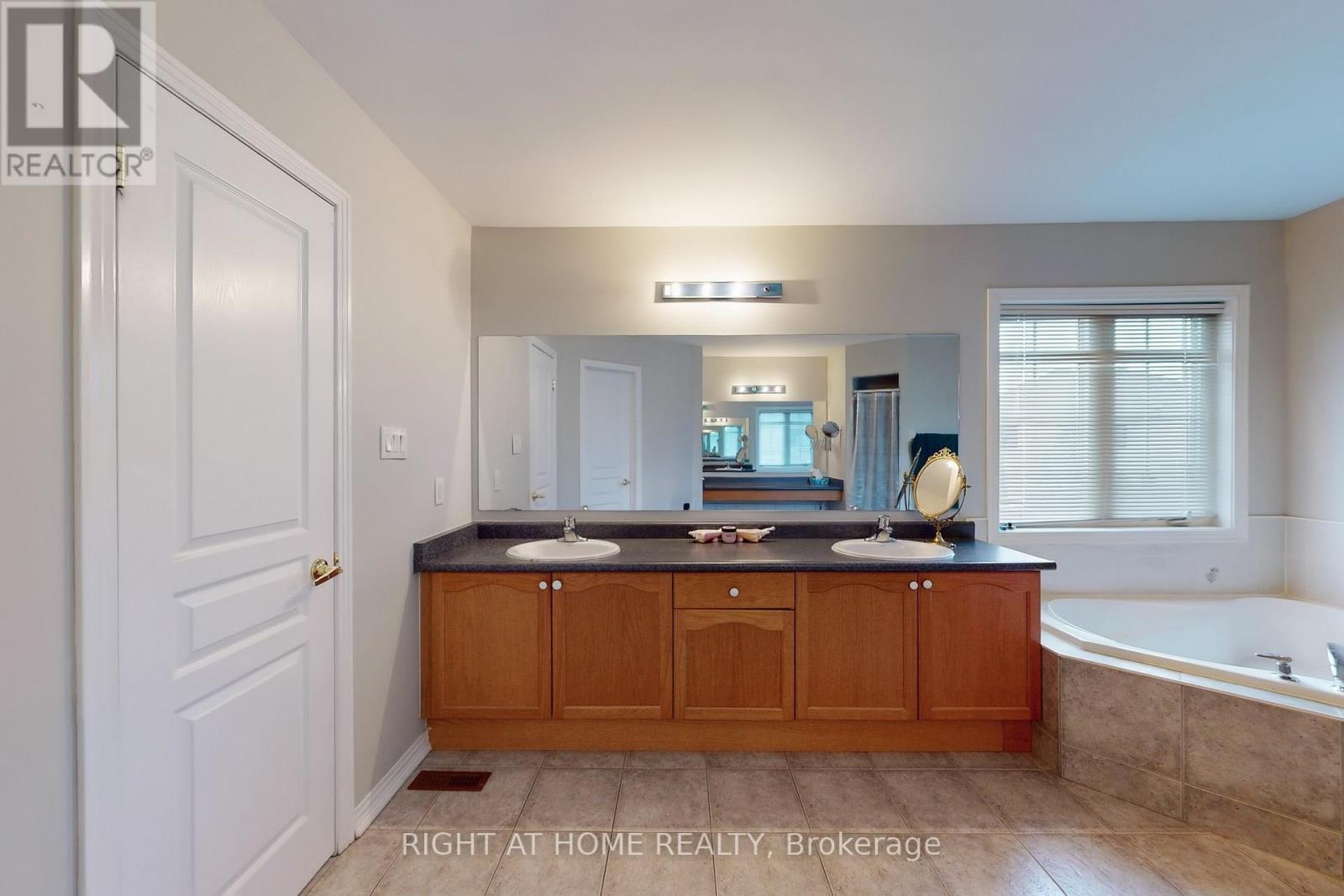 












19 ROBERT GRUNDY ROAD

,
Markham (Cachet),




Ontario
L6C3A5

