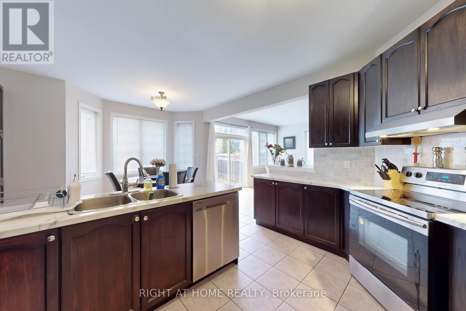 












19 ROBERT GRUNDY ROAD

,
Markham (Cachet),




Ontario
L6C3A5

