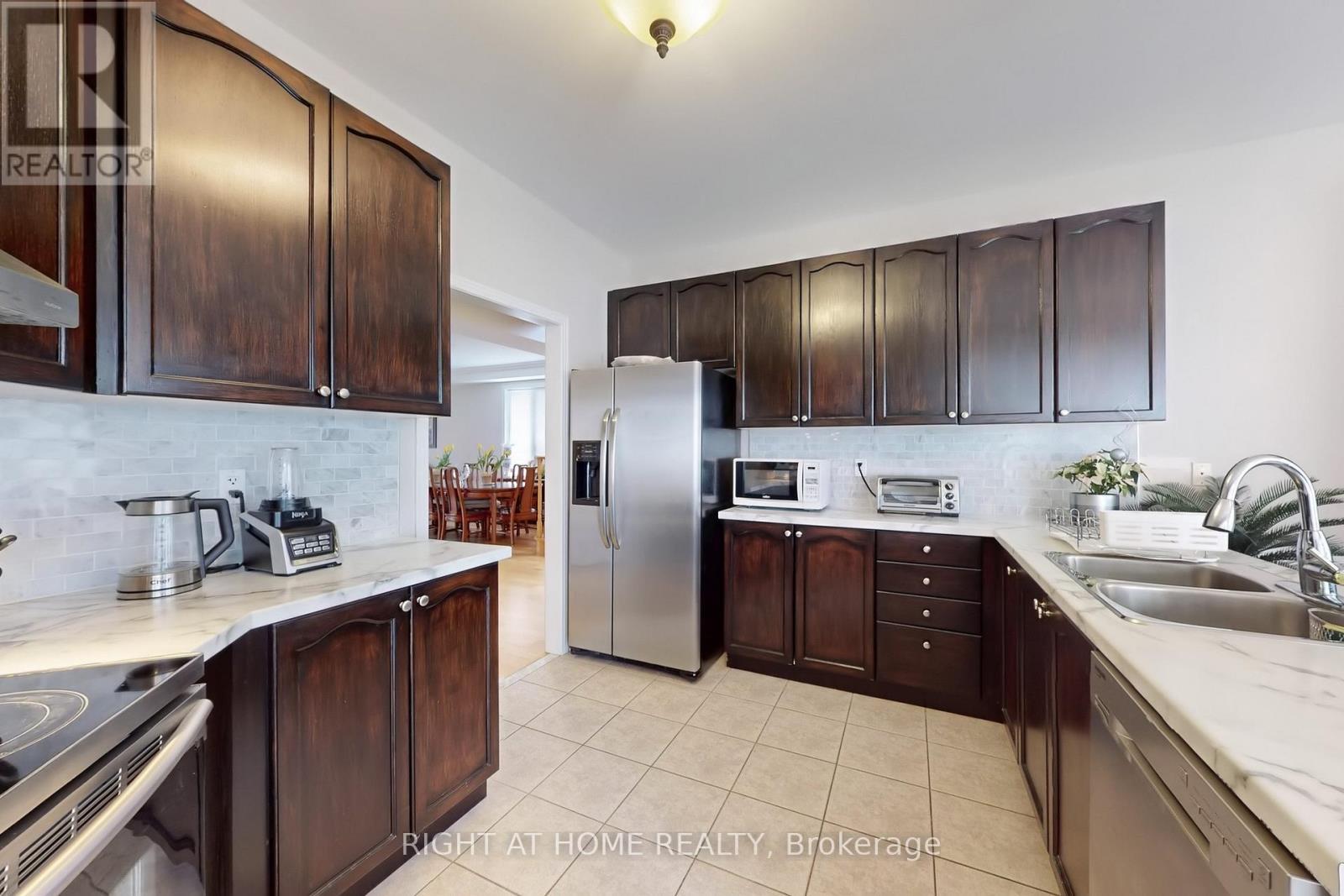 












19 ROBERT GRUNDY ROAD

,
Markham (Cachet),




Ontario
L6C3A5


