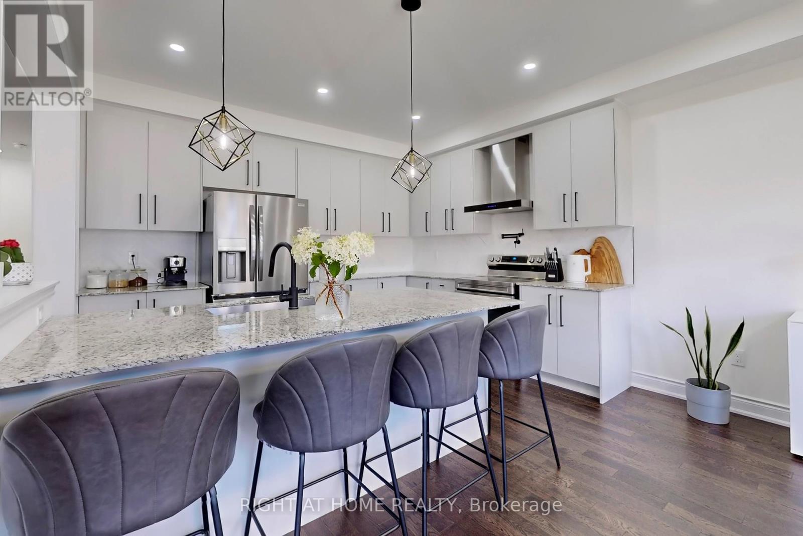 












1348 BLACKMORE STREET

,
Innisfil (Alcona),




Ontario
L9S0P2

