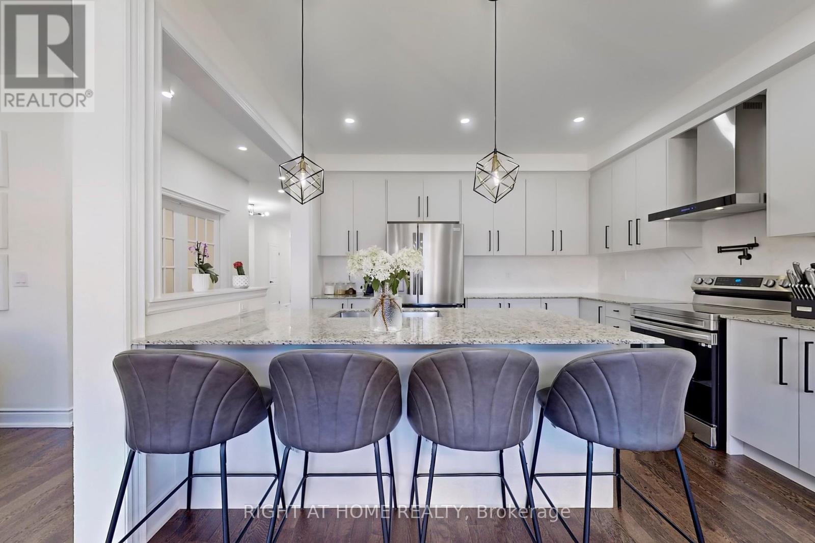 












1348 BLACKMORE STREET

,
Innisfil (Alcona),




Ontario
L9S0P2


