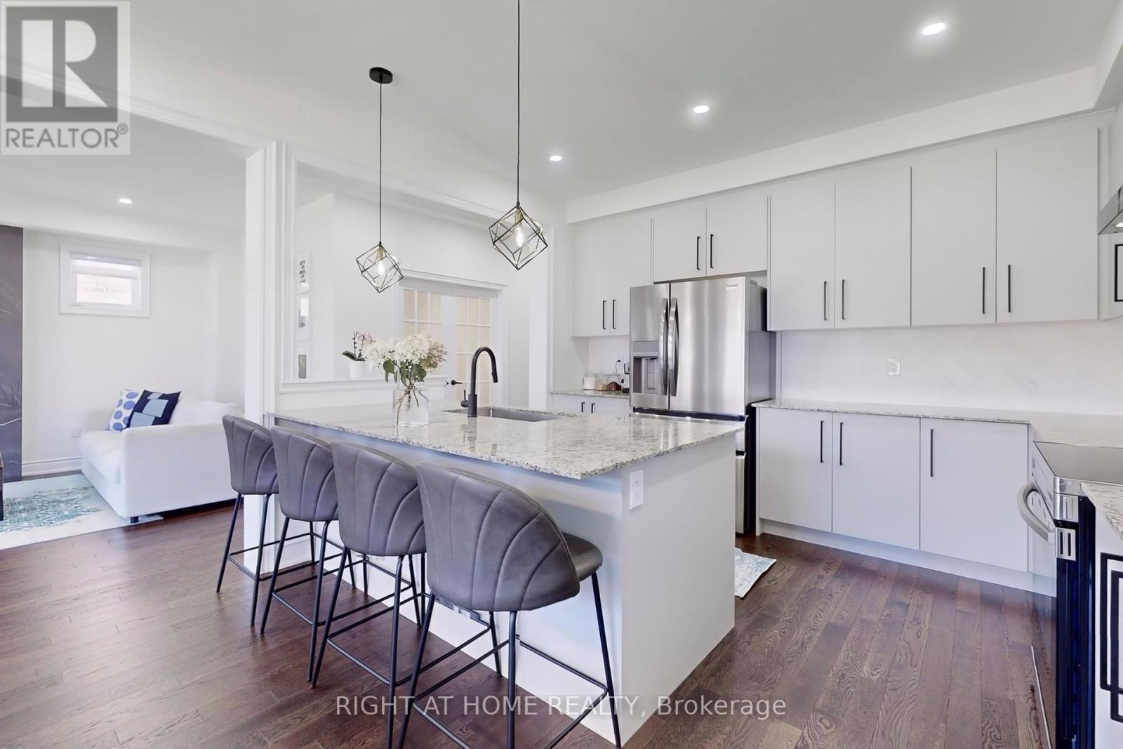 












1348 BLACKMORE STREET

,
Innisfil (Alcona),




Ontario
L9S0P2

