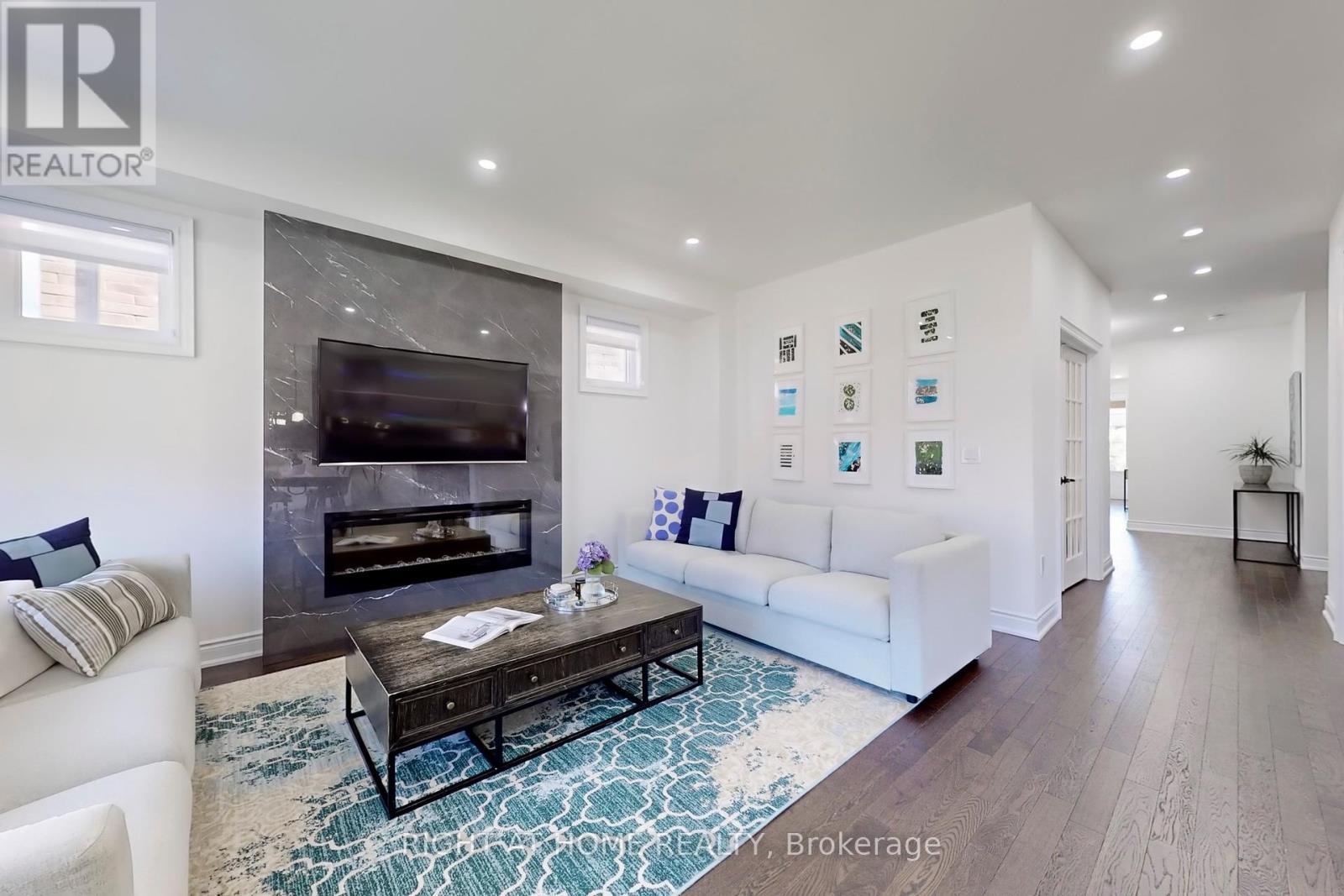 












1348 BLACKMORE STREET

,
Innisfil (Alcona),




Ontario
L9S0P2

