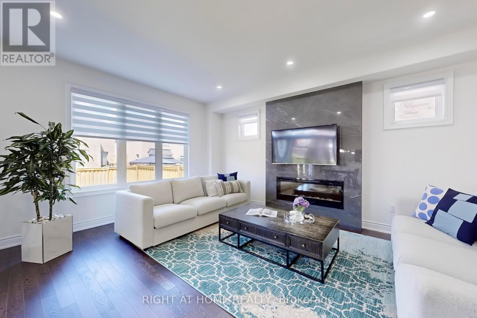 












1348 BLACKMORE STREET

,
Innisfil (Alcona),




Ontario
L9S0P2

