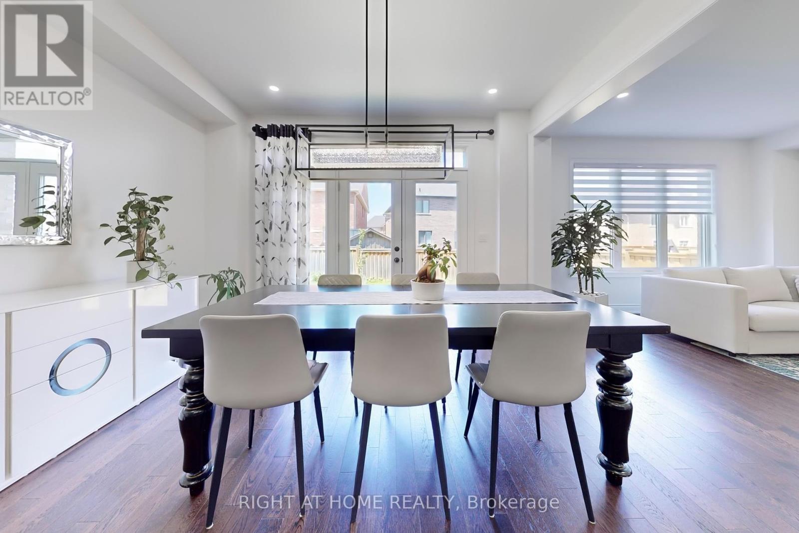 












1348 BLACKMORE STREET

,
Innisfil (Alcona),




Ontario
L9S0P2

