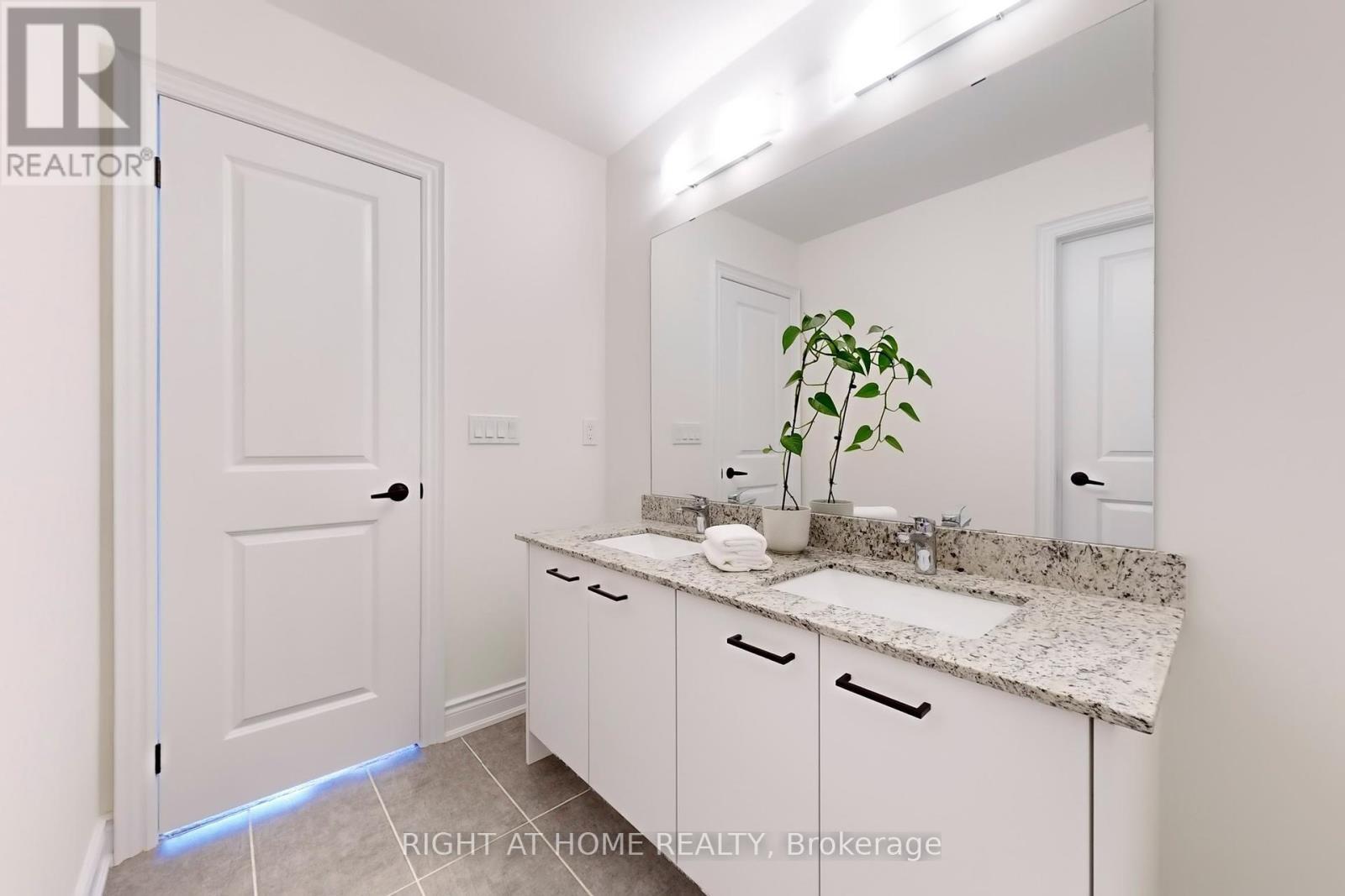 












1348 BLACKMORE STREET

,
Innisfil (Alcona),




Ontario
L9S0P2

